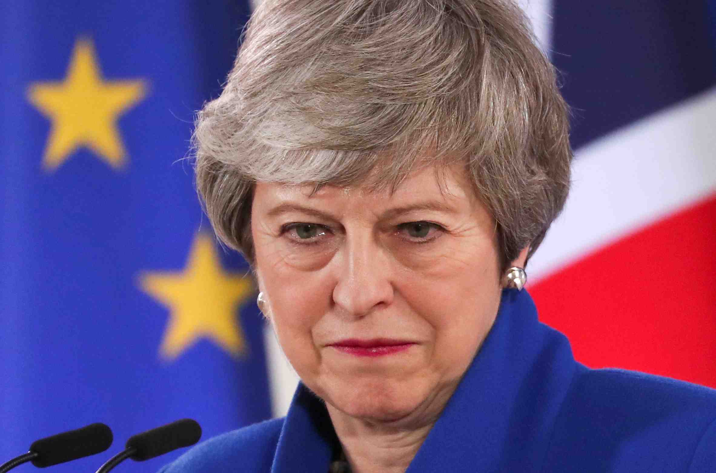 Theresa may s'explique aux communes apres le report du brexit