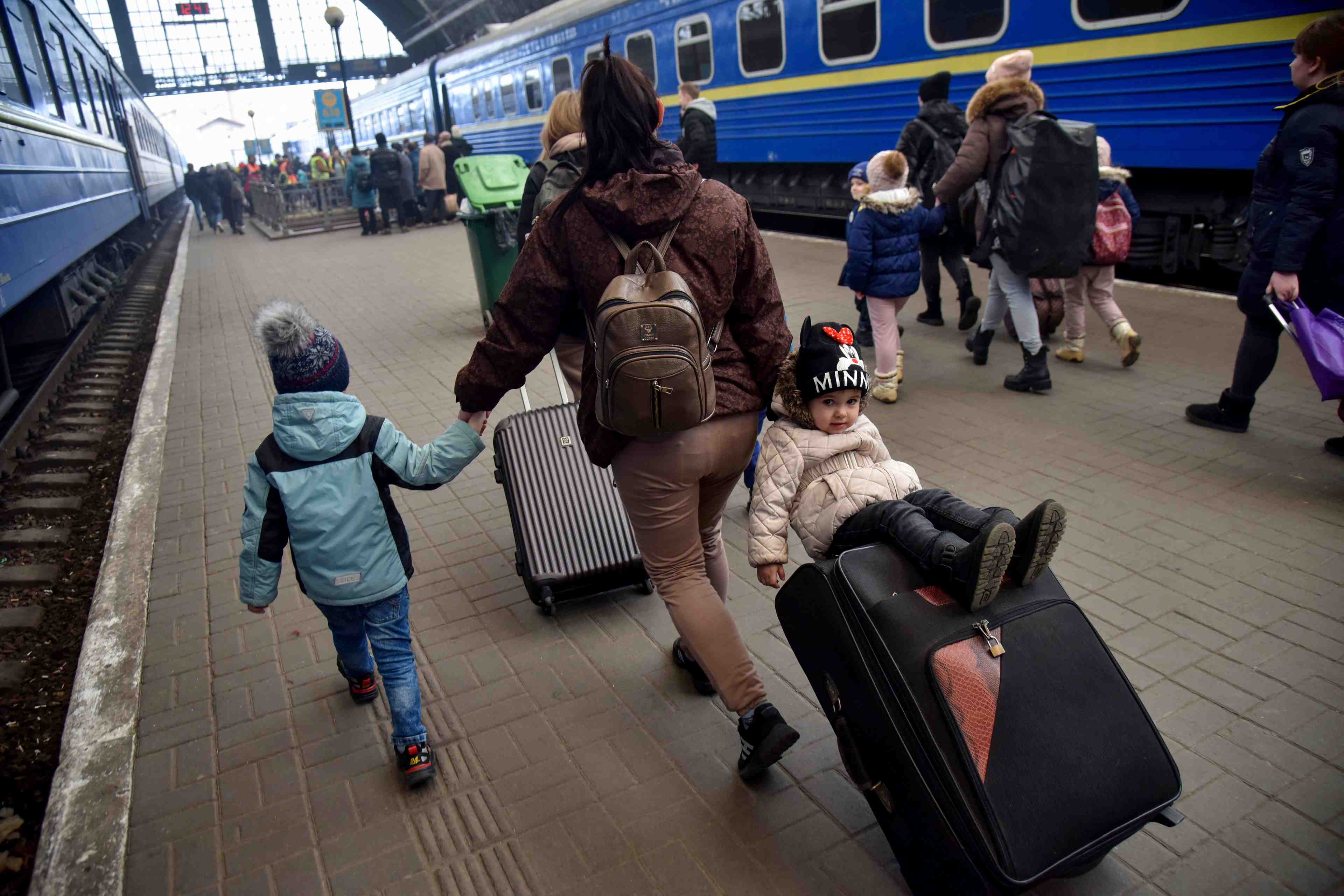 Ukraine: moscou promet des couloirs humanitaires, nouvelles sanctions europeennes