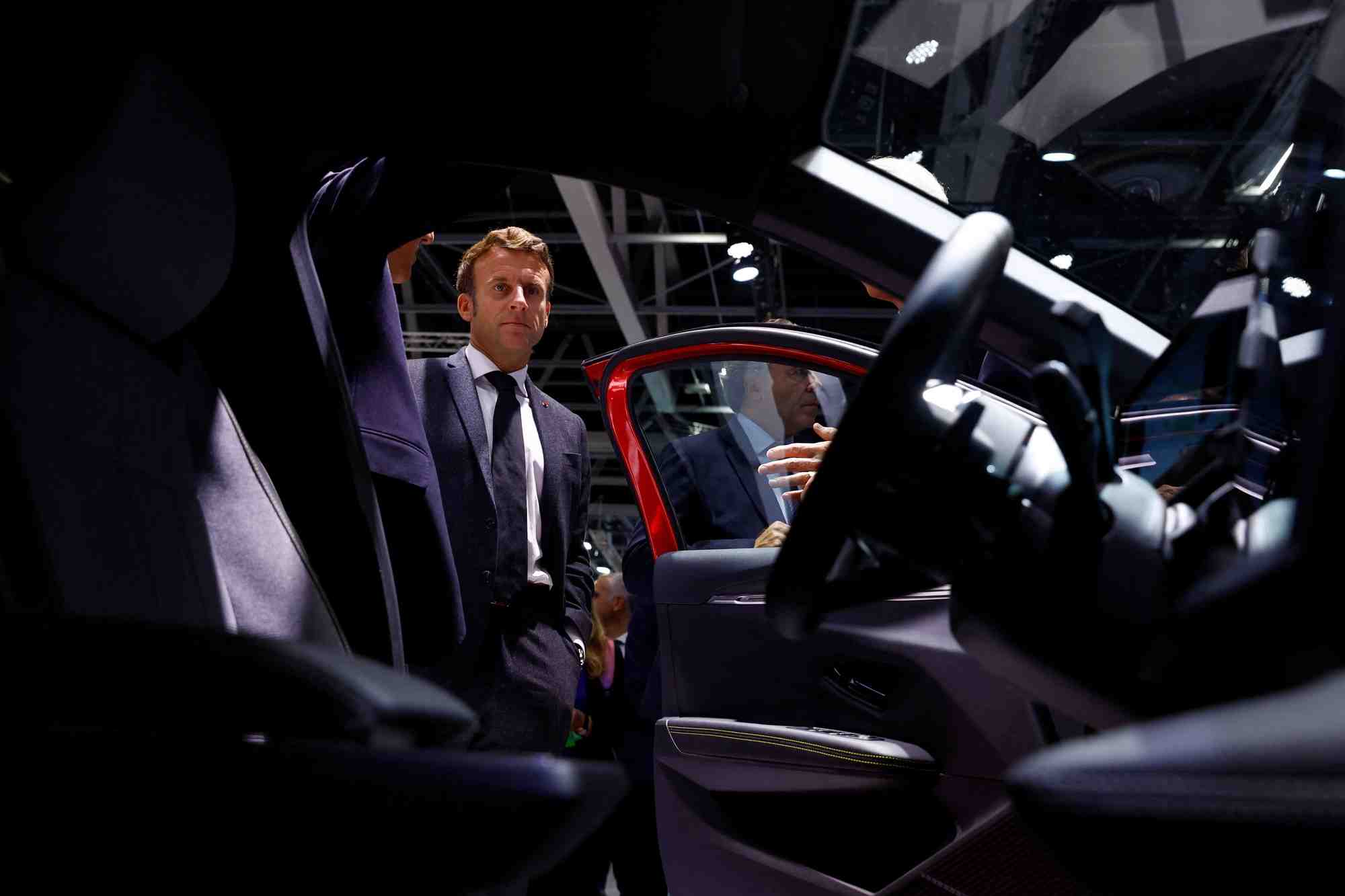 Le president francais emmanuel macron lors du salon de l'automobile de paris