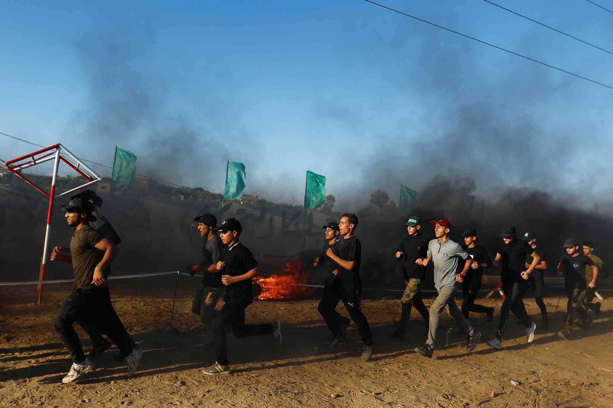Un exercice militaire dans un camp d'ete organise par la branche armee du hamas, bande de gaza