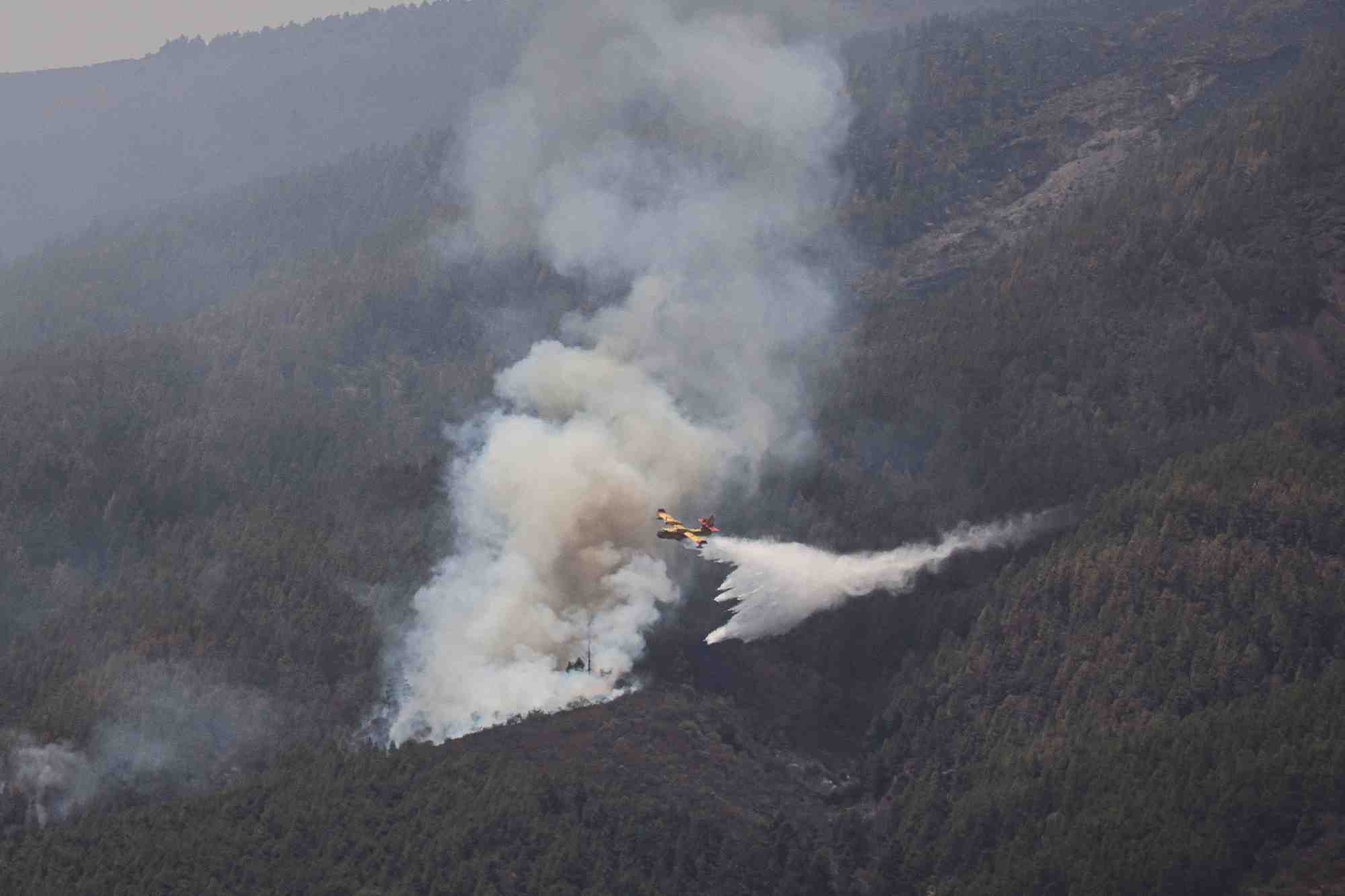 Photo d'archives: un avion de pompiers deverse de l'eau au-dessus de guimar, alors que les incendies de foret deviennent incontrolables sur l'ile de tenerife