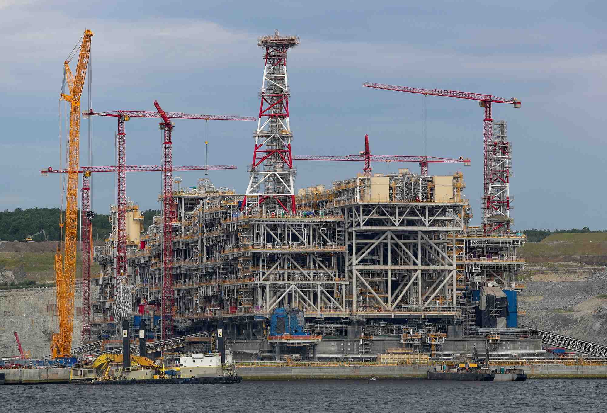 Une structure de la coentreprise arctic lng 2 est en construction, dans la region de mourmansk