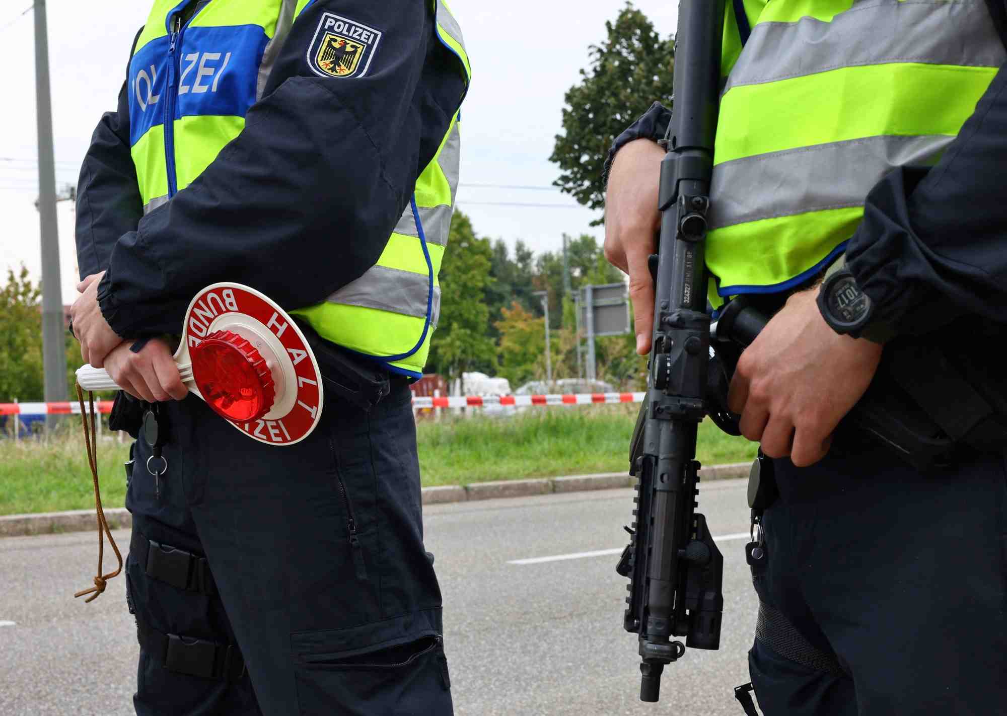 Des policiers allemands effectuent des controles a la frontiere avec la france, a kehl