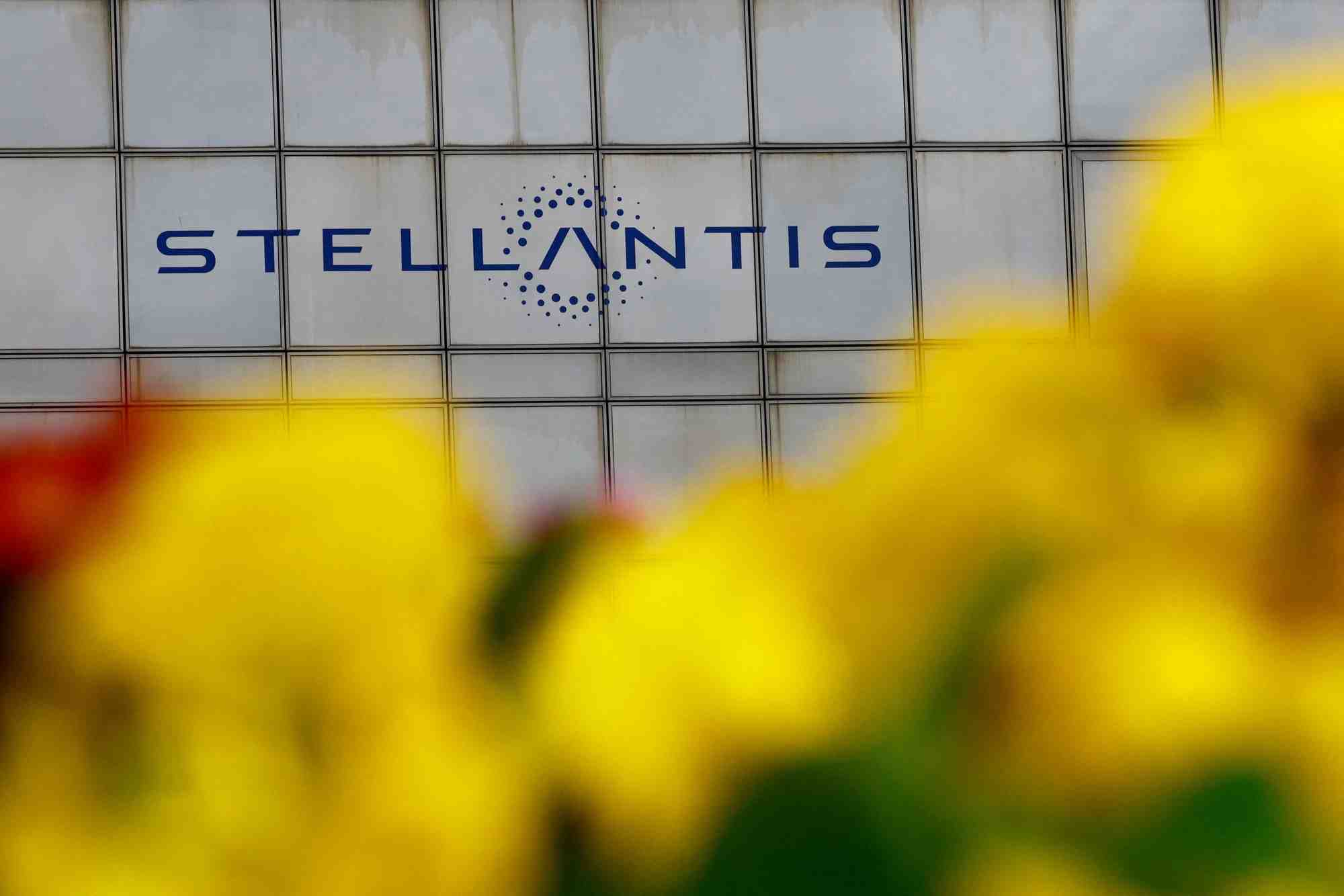 Le logo stellantis au siege de la societe a poissy pres de paris