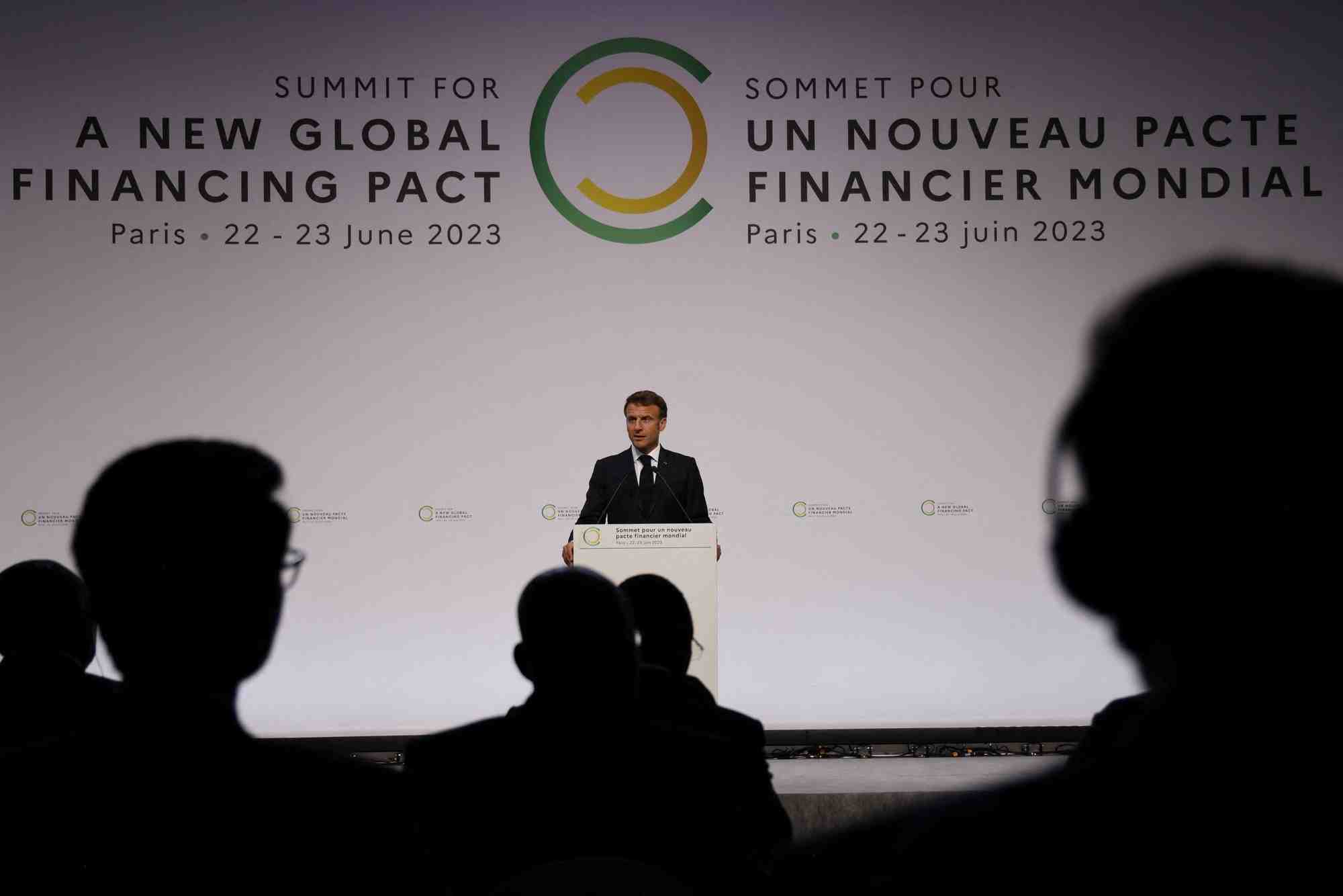 Emmanuel macron lors de la session d'ouverture du sommet du nouveau pacte financier mondial au palais brogniart a paris