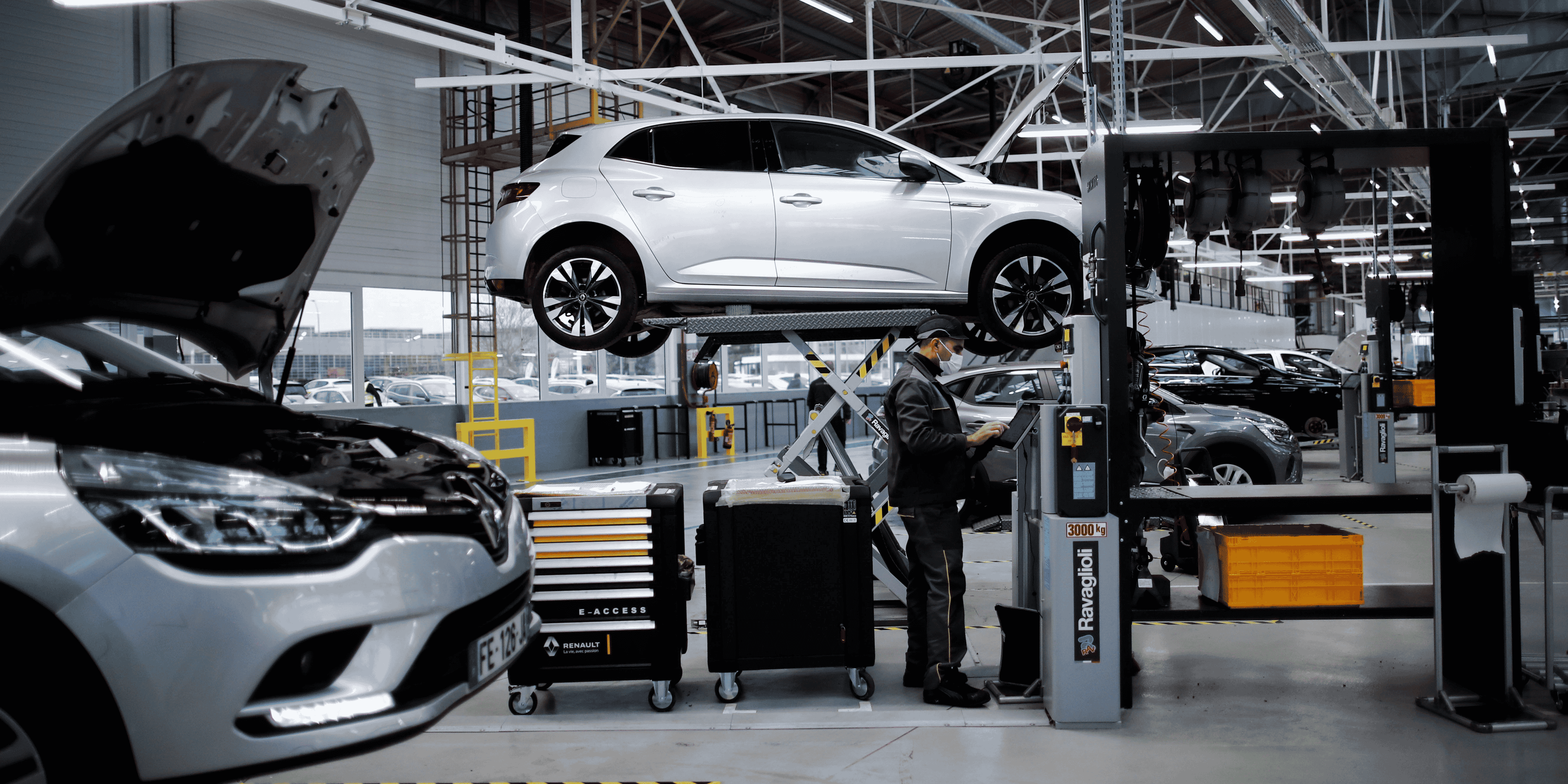 Photo des vehicules du groupe renault a son usine automobile de flins