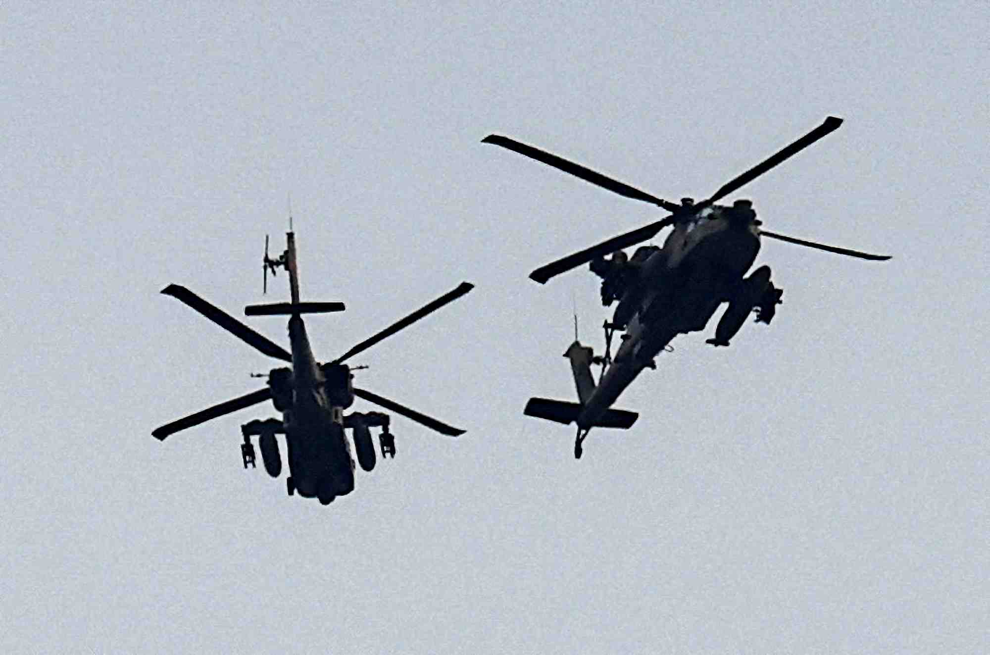 Des helicopteres militaires israeliens volent pres de la frontiere entre israel et la bande de gaza, pendant le conflit entre israel et le groupe islamiste palestinien hamas. vue du sud d'israel.