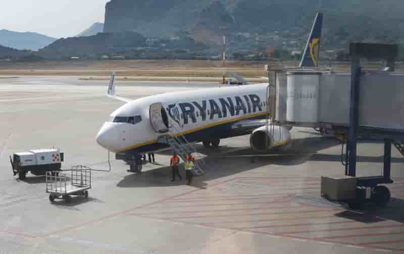 Un avion de ryanair a l'aeroport de palermo falcone et borsellino