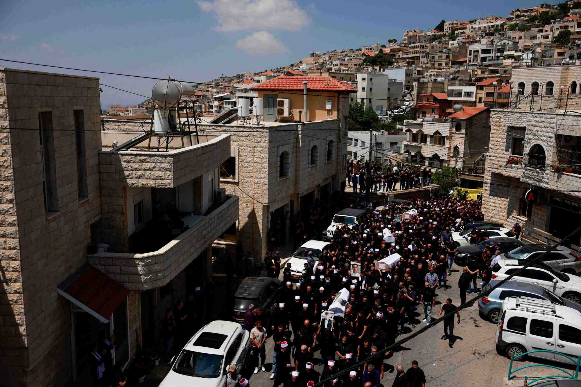 Procession des cercueils lors des funérailles d'enfants qui ont été tués sur un terrain de football au Golan par une roquette tirée du Liban.