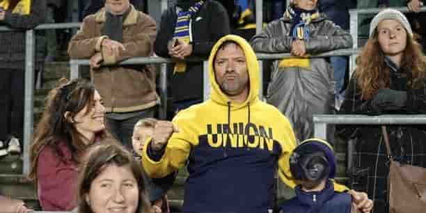 Julien Cazarre et son sweat de l’Union Saint-Gilloise au stade Joseph-Marien.