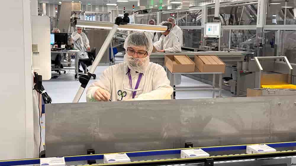 Fabrication de vaccins dans un laboratoire Sanofi, en juin 2023.