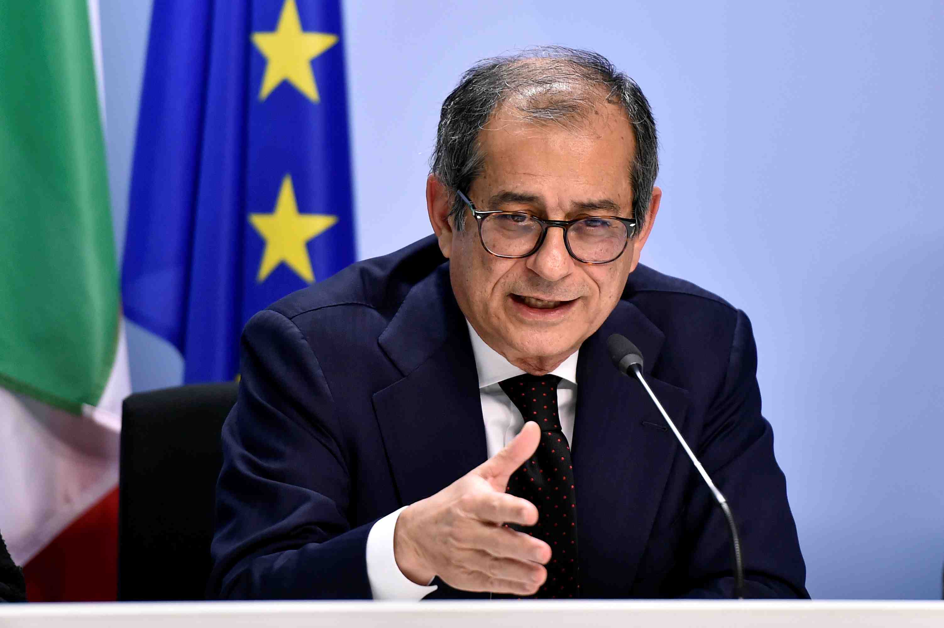 L'italie s'en tient a son budget, discute avec la commission