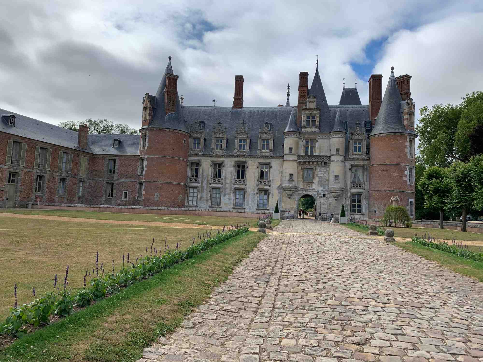 Parallèlement à l’équipement de capteurs, ici au château de Maintenon, Protomotech a développé Kwys, une application de promotion du patrimoine, qu’elle vient de vendre à la ville de Meung sur Loire (45)
