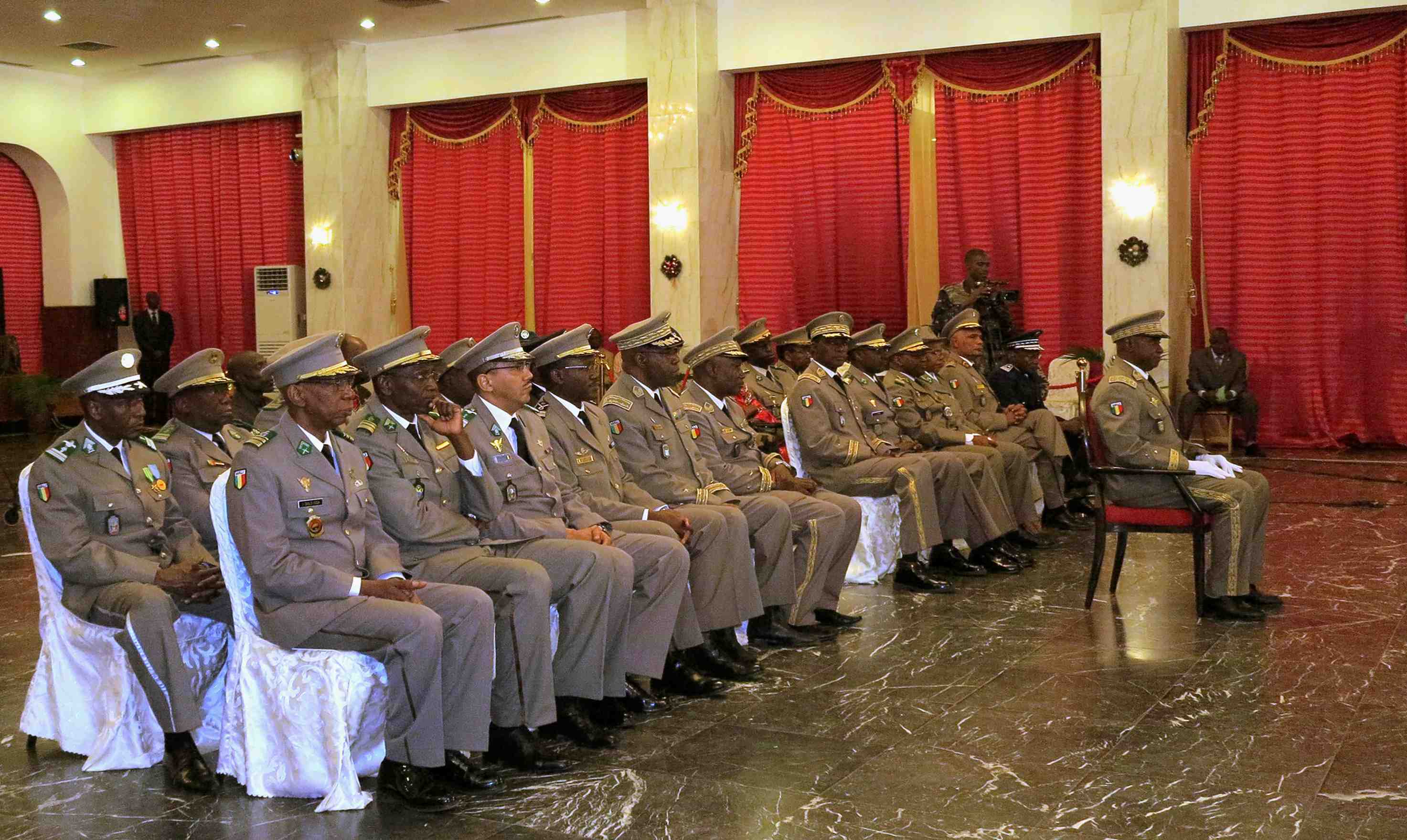 Mali: la junte ordonne la reouverture des frontieres