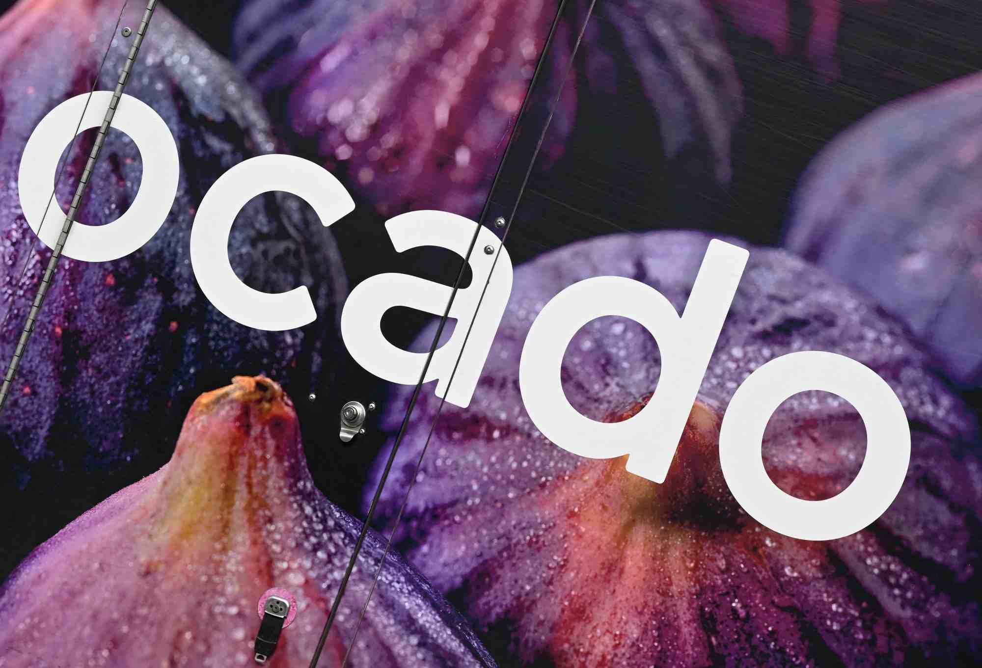 Une camionnette de livraison de produits d'epicerie ocado dans une rue de londres