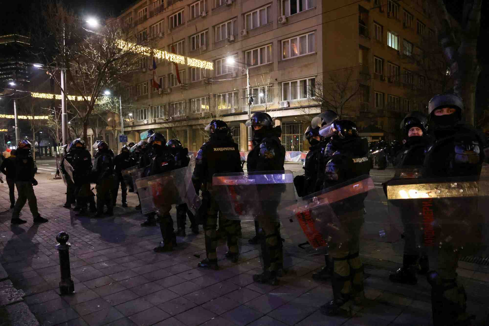 Les partisans de la coalition d'opposition spn manifestent a belgrade