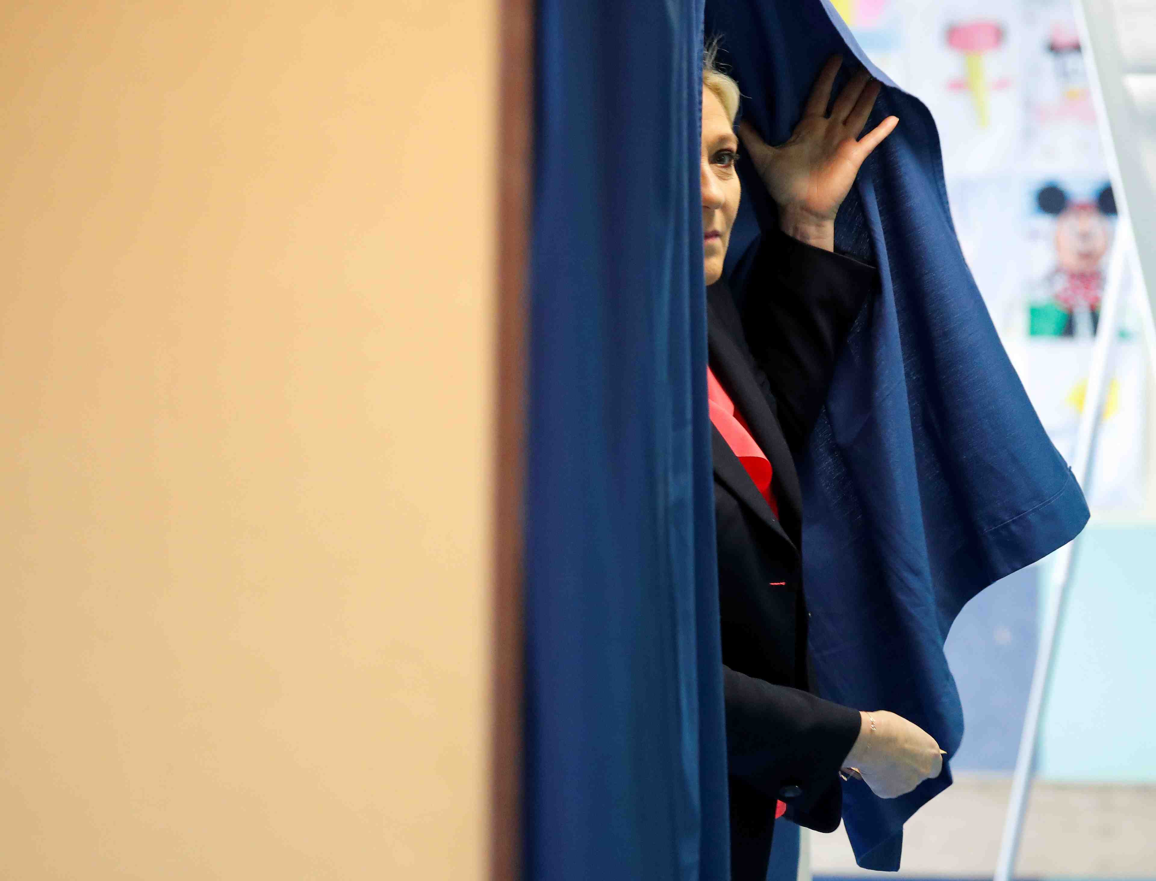 Le fn maintient le suspense sur la candidature marine le pen