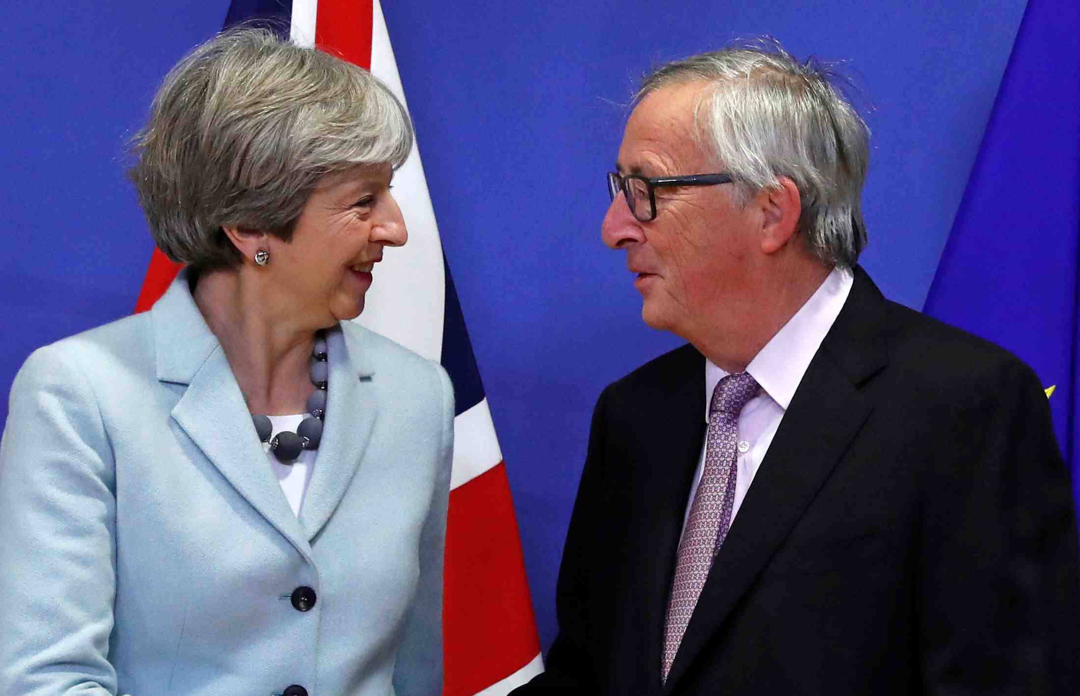 "fumee blanche" a bruxelles ou may et juncker tentent de finaliser un accord