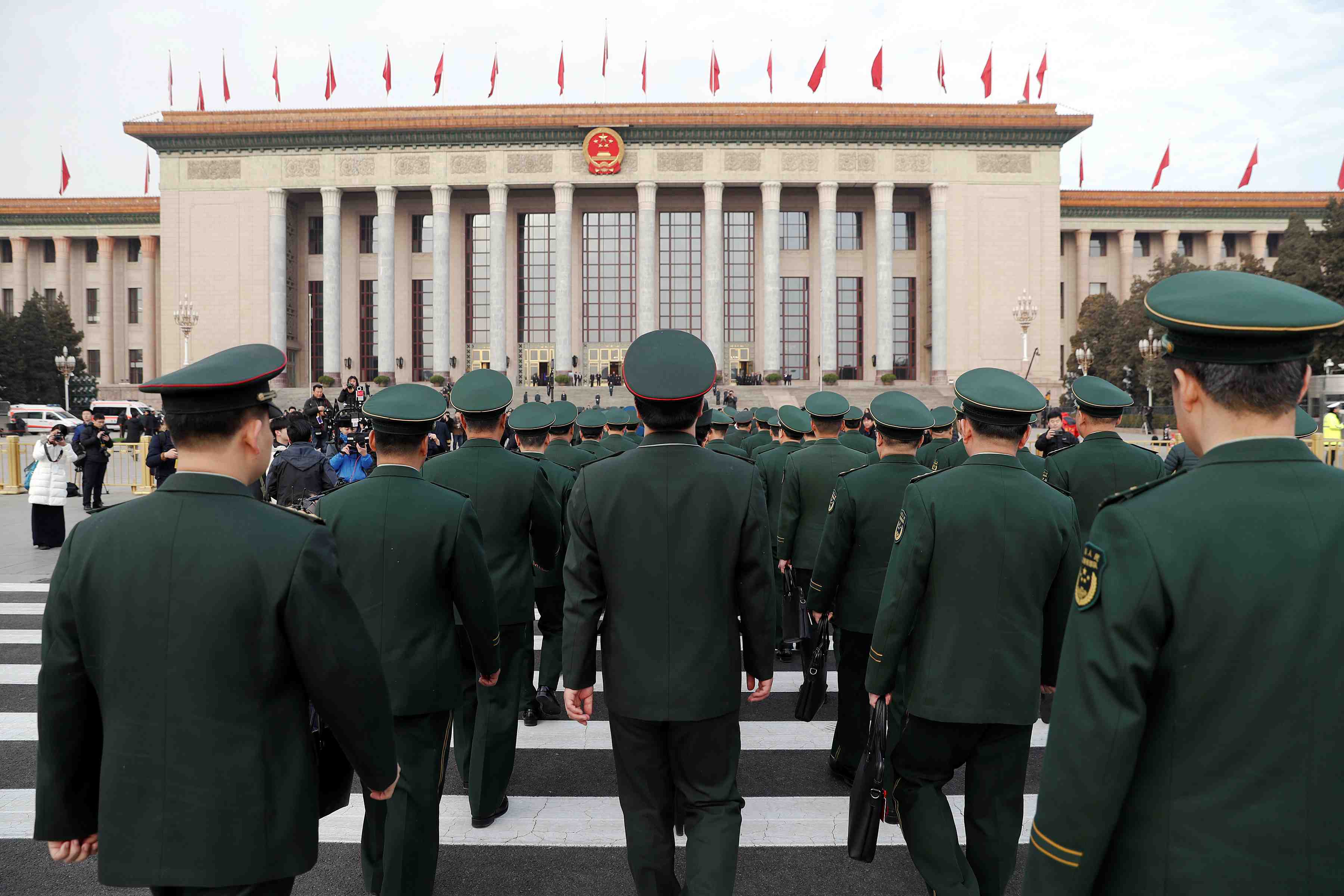 La chine defend la hausse de ses depenses militaires