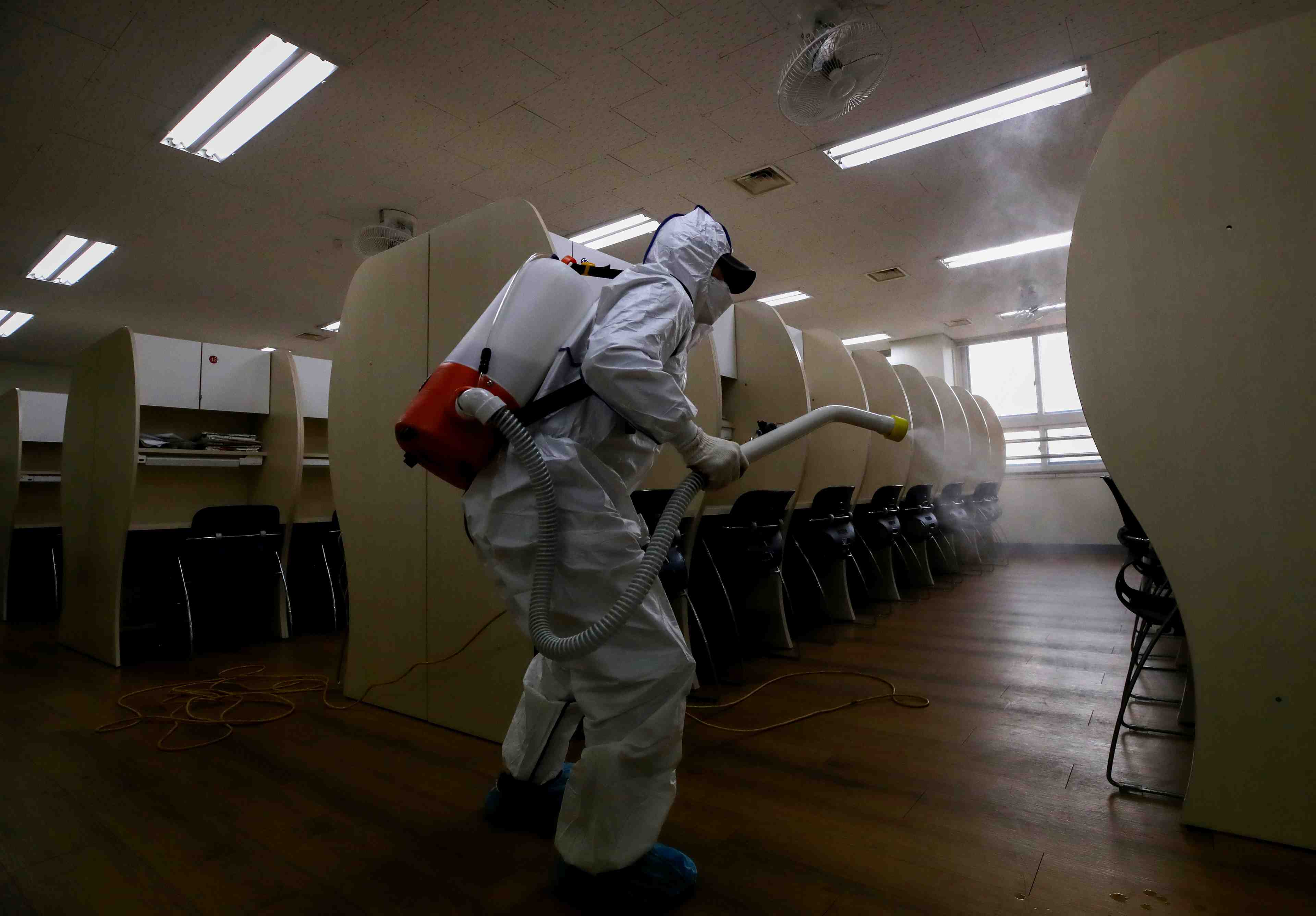 Coronavirus: l'oms recommande une "vigilance extreme" dans la levee des confinements