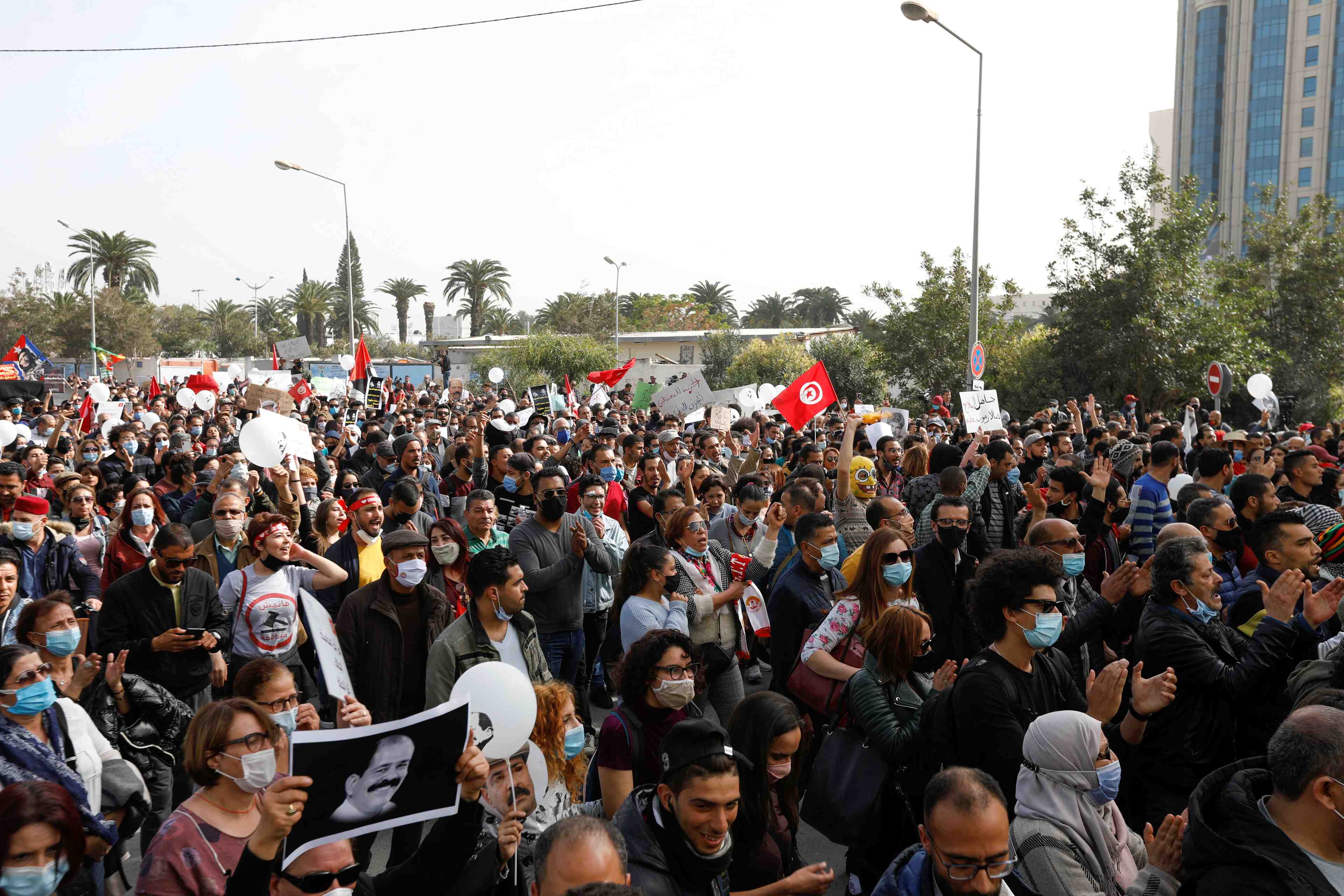 Des milliers de tunisiens manifestent pour la liberte
