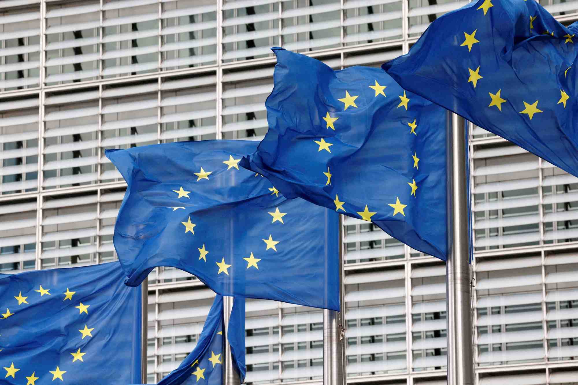 Photo d'archives de drapeaux de l'union europeenne devant le siege de la commission europeenne a bruxelles