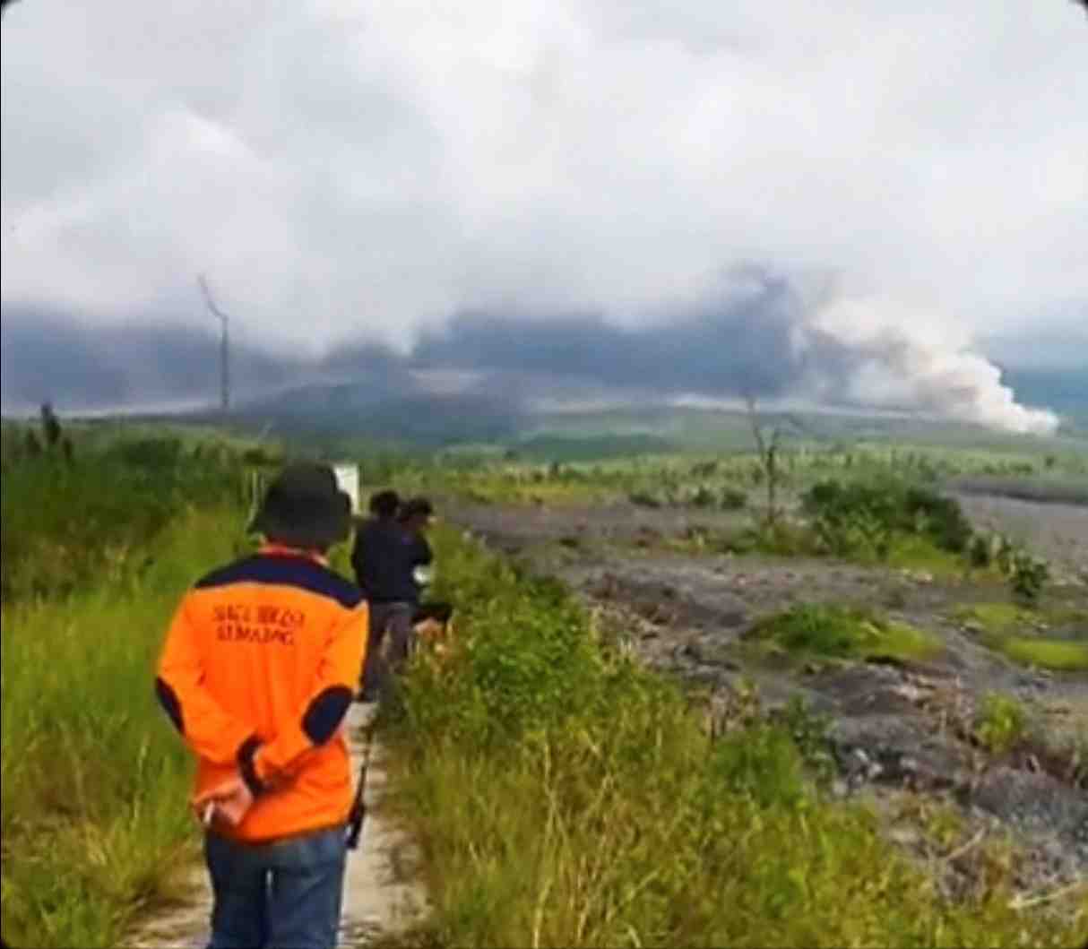 Des cendres volcaniques montent dans le ciel lors d'une eruption du volcan semeru a lumajang, dans la province de java est, en indonesie