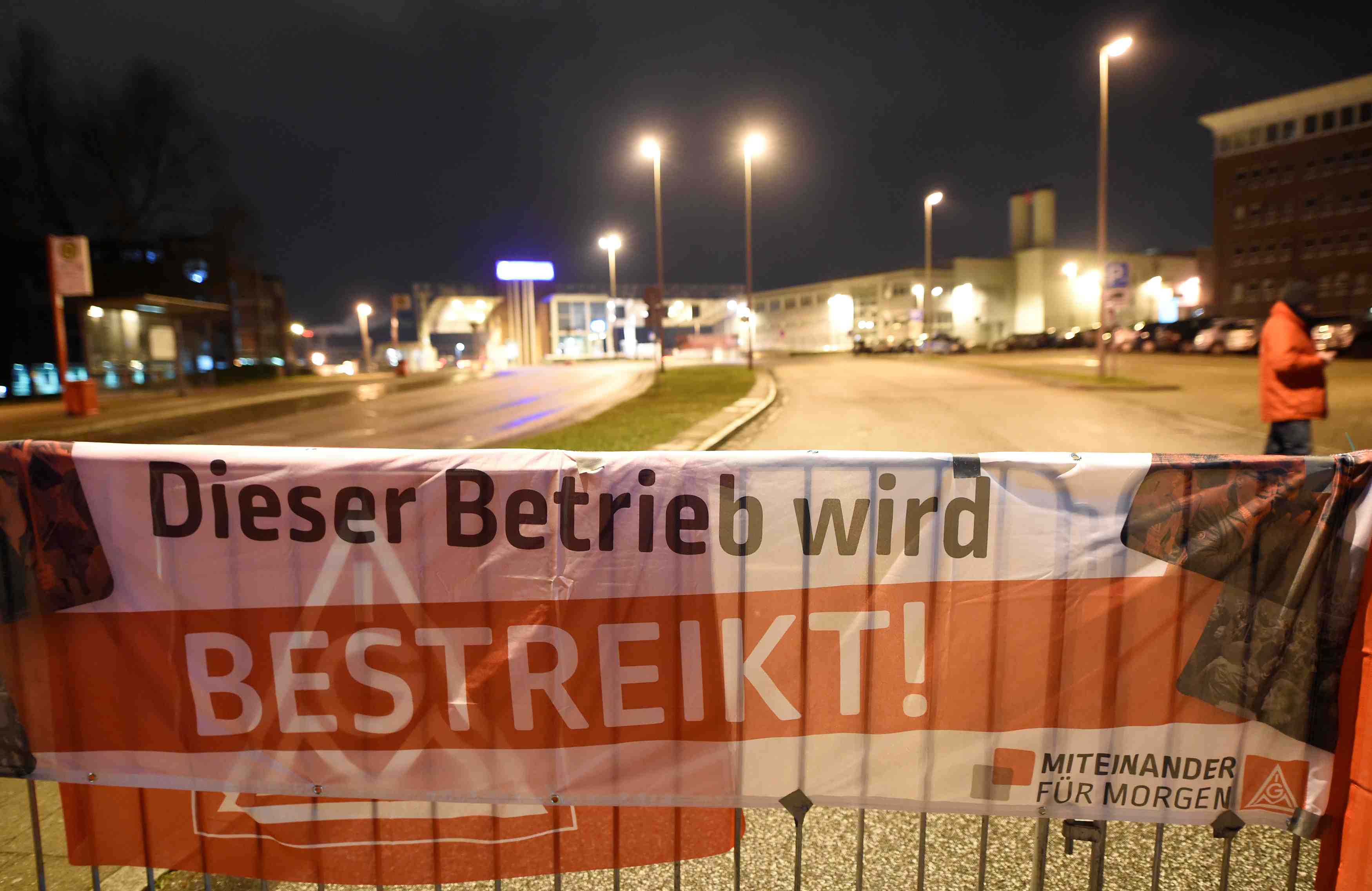 Troisieme journee de greves dans l'industrie allemande