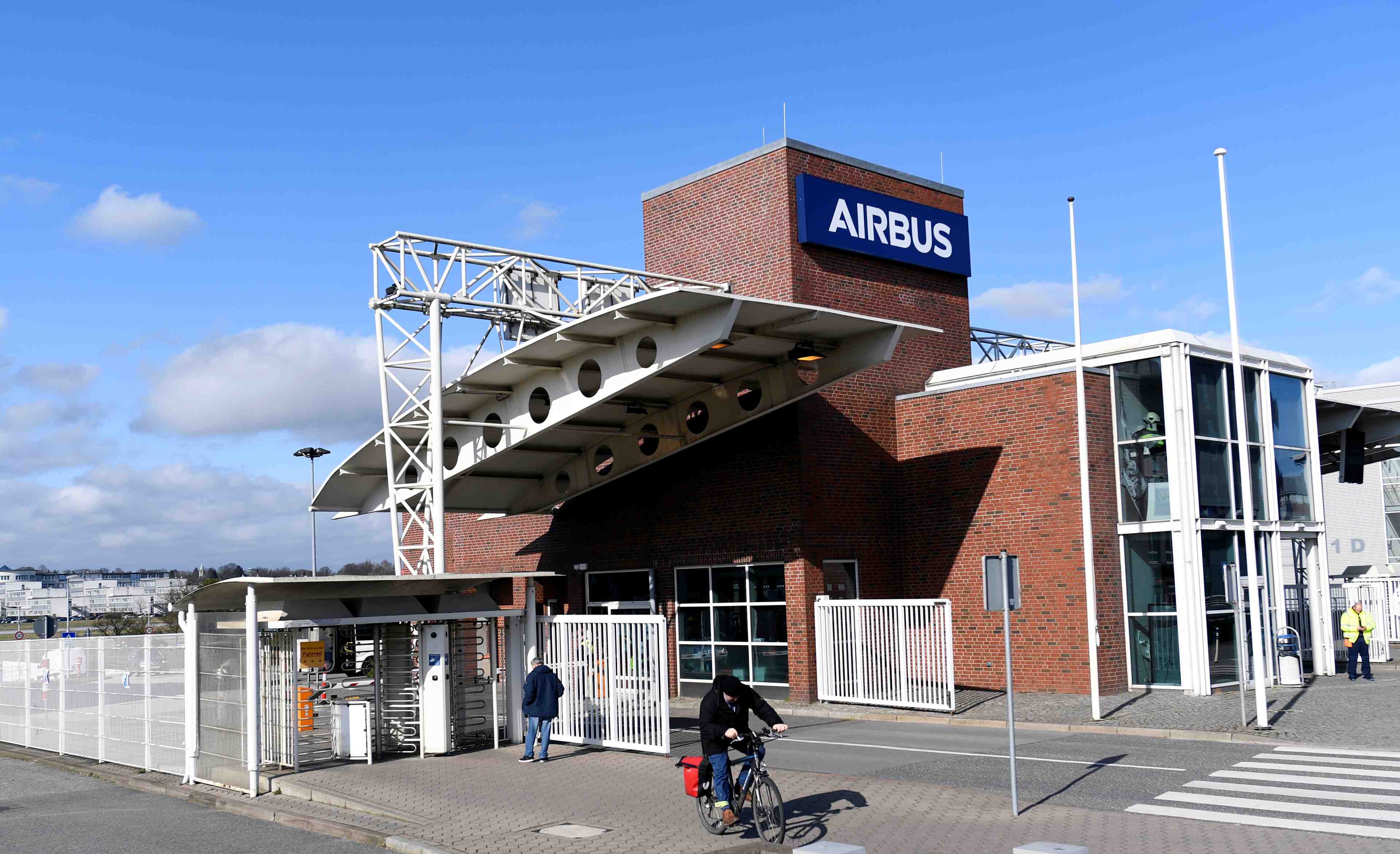 Environ 500 salaries d'airbus en quarantaine apres des cas de covid-19 dans l'usine de hambourg