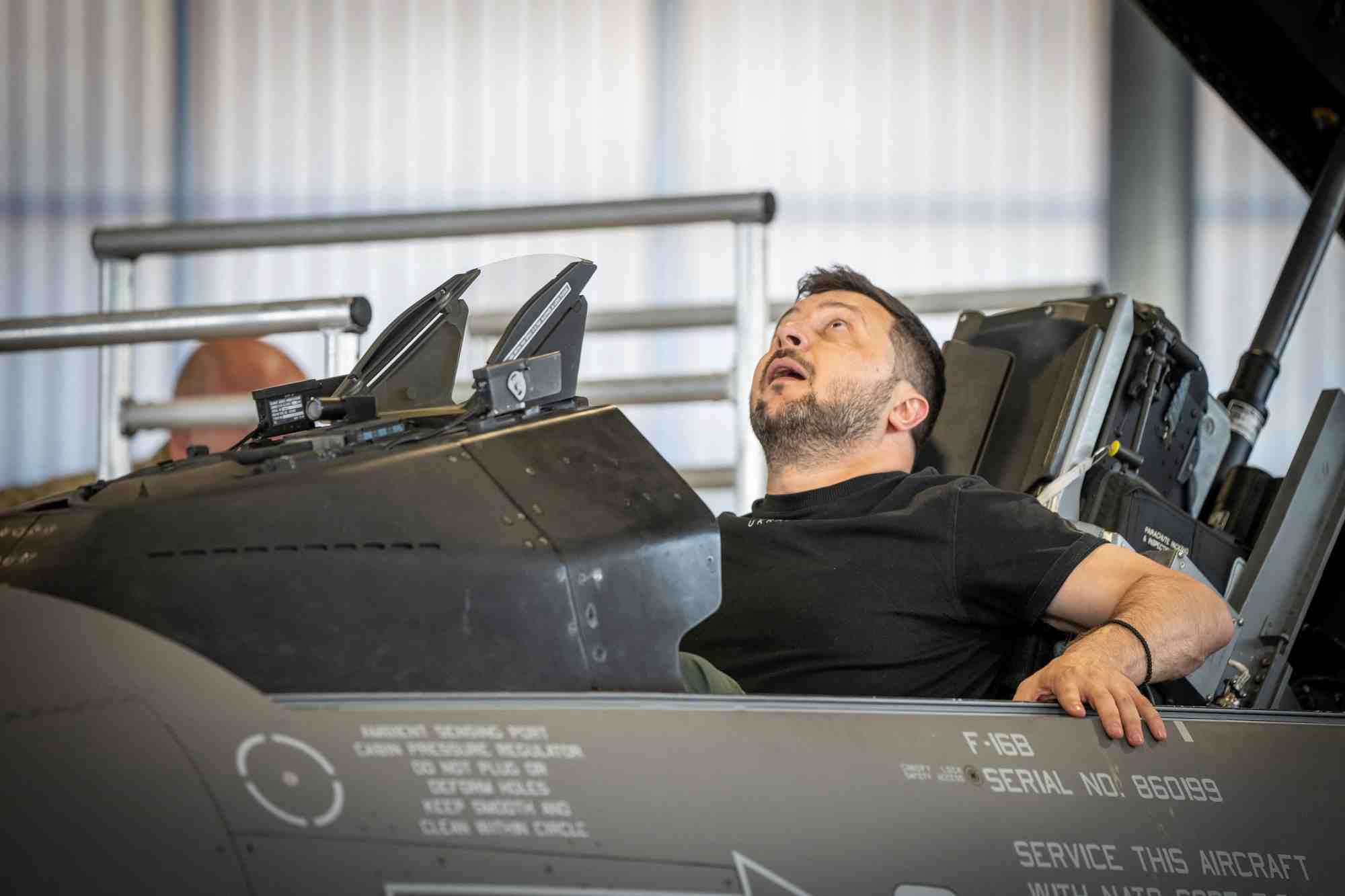 Volodimir zelensky dans un f-16 d'une base aerienne au danemark