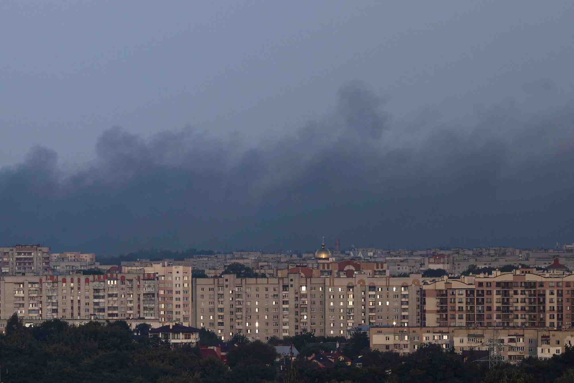 De la fumee s'eleve apres une attaque de drones russes en ukraine