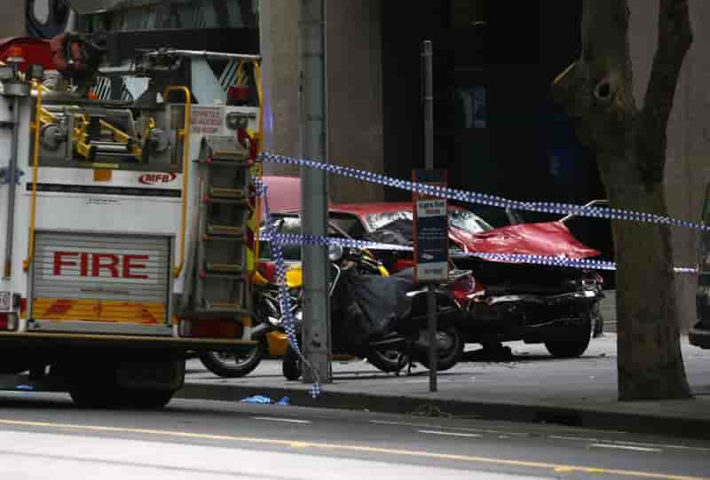 Une voiture fonce sur des pietons a melbourne