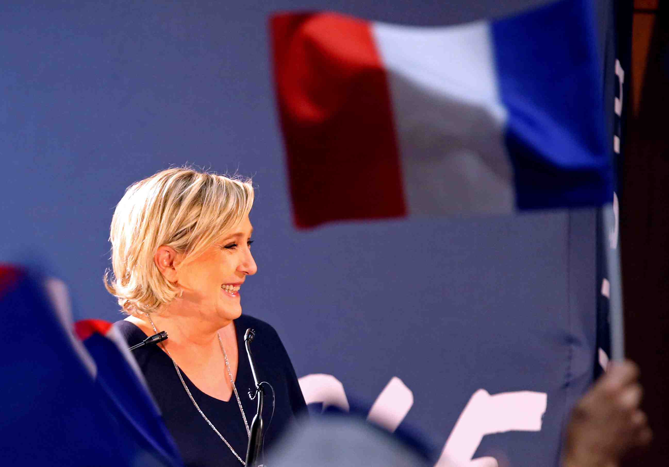 Le pen (26,5%) devance macron (25,5%) et fillon (18%), selon un sondage ifop