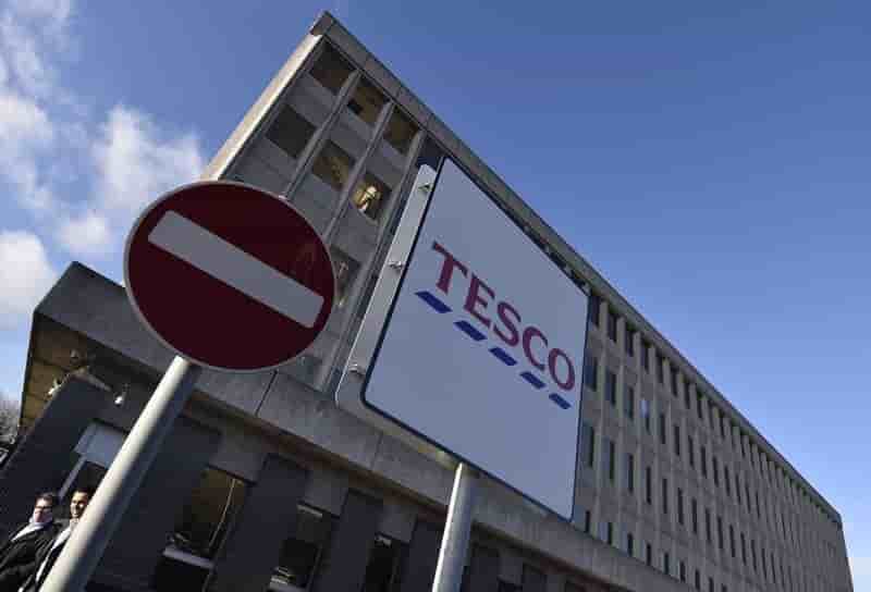 Tesco fusionne ses services clients, 1.100 postes supprimes