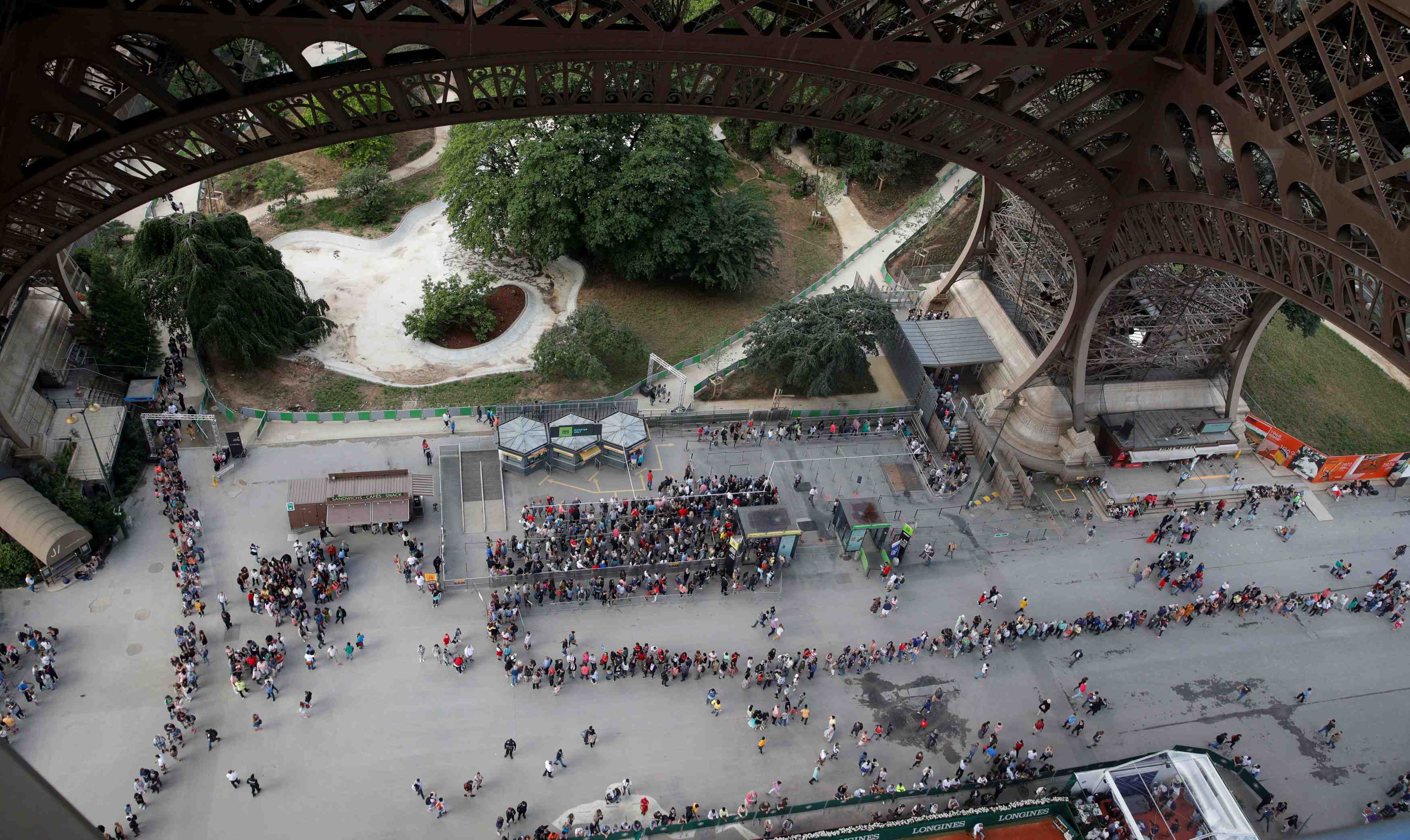 La tour eiffel fermee pour cause de greve