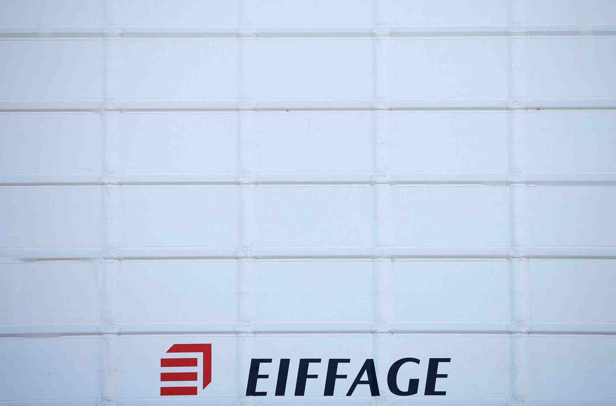 Le logo du groupe de construction francais eiffage sur le batiment de l'entreprise a saint-nazaire
