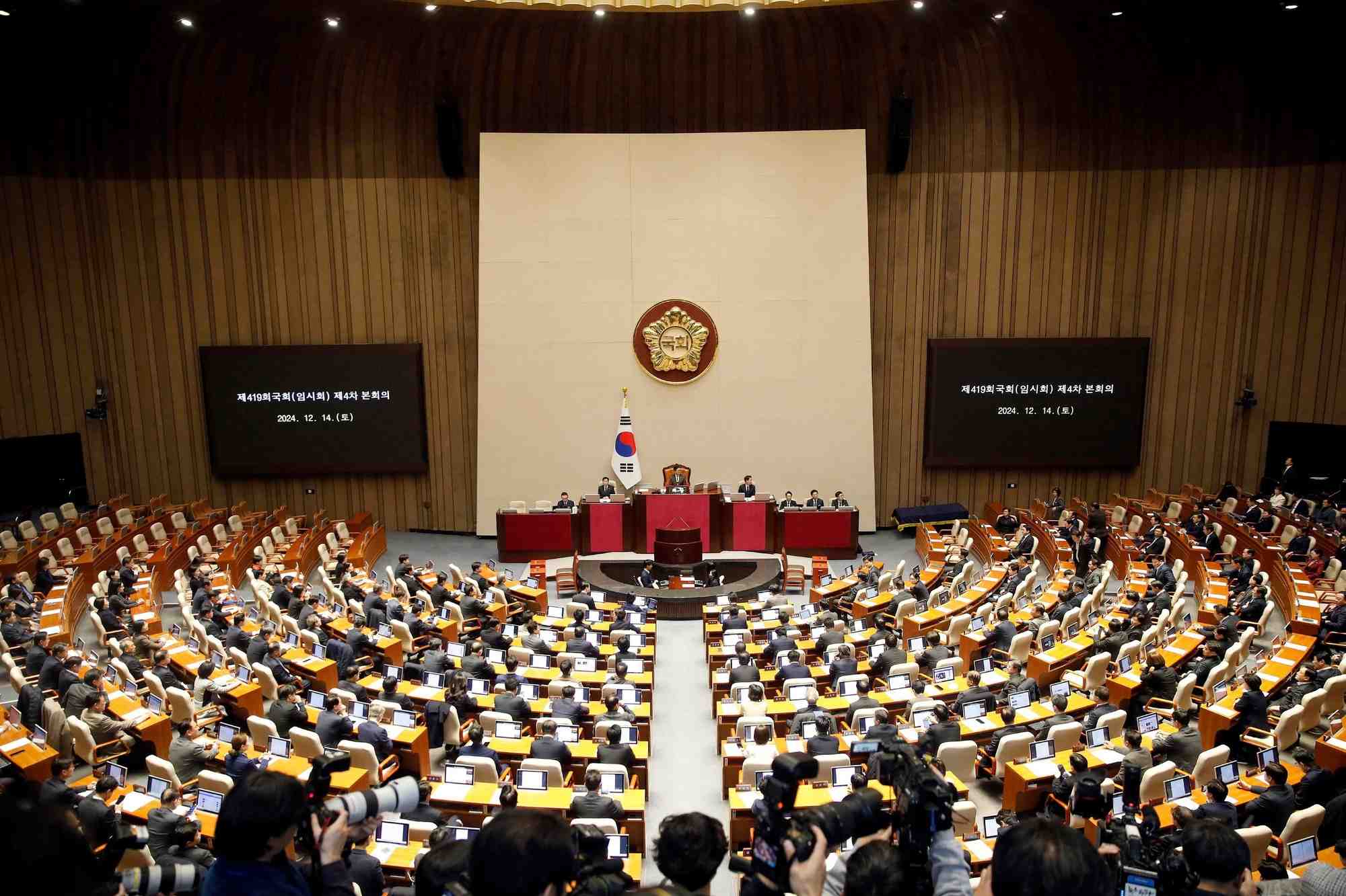 Les legislateurs sud-coreens lors d'une seance pleniere du vote de destitution du president yoon suk yeol a l'assemblee nationale a seoul