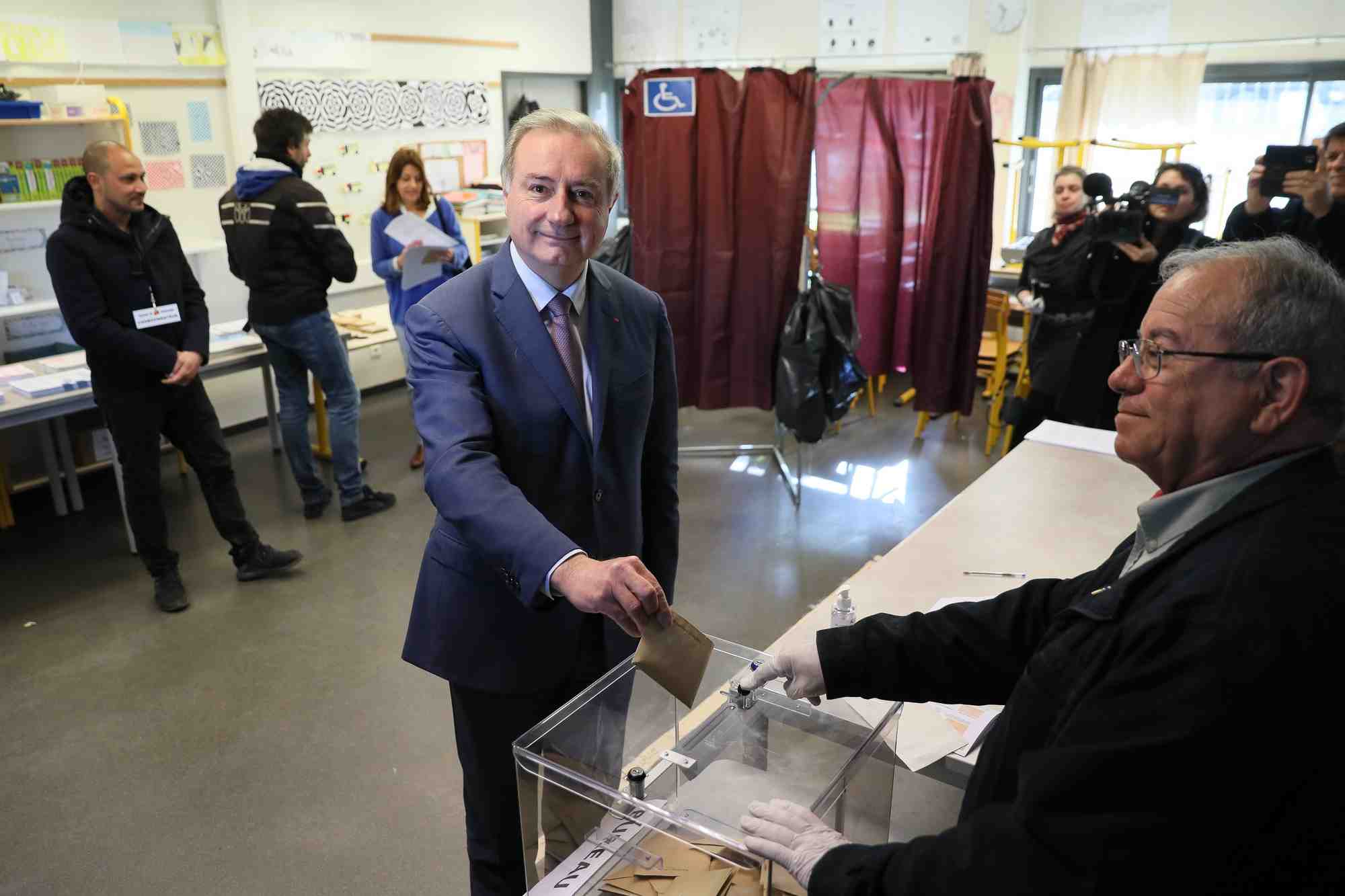 Le candidat aux élections municipales à Toulouse Jean-Luc Moudenc mise sur les grands projets de mobilités pour soutenir l'emploi.