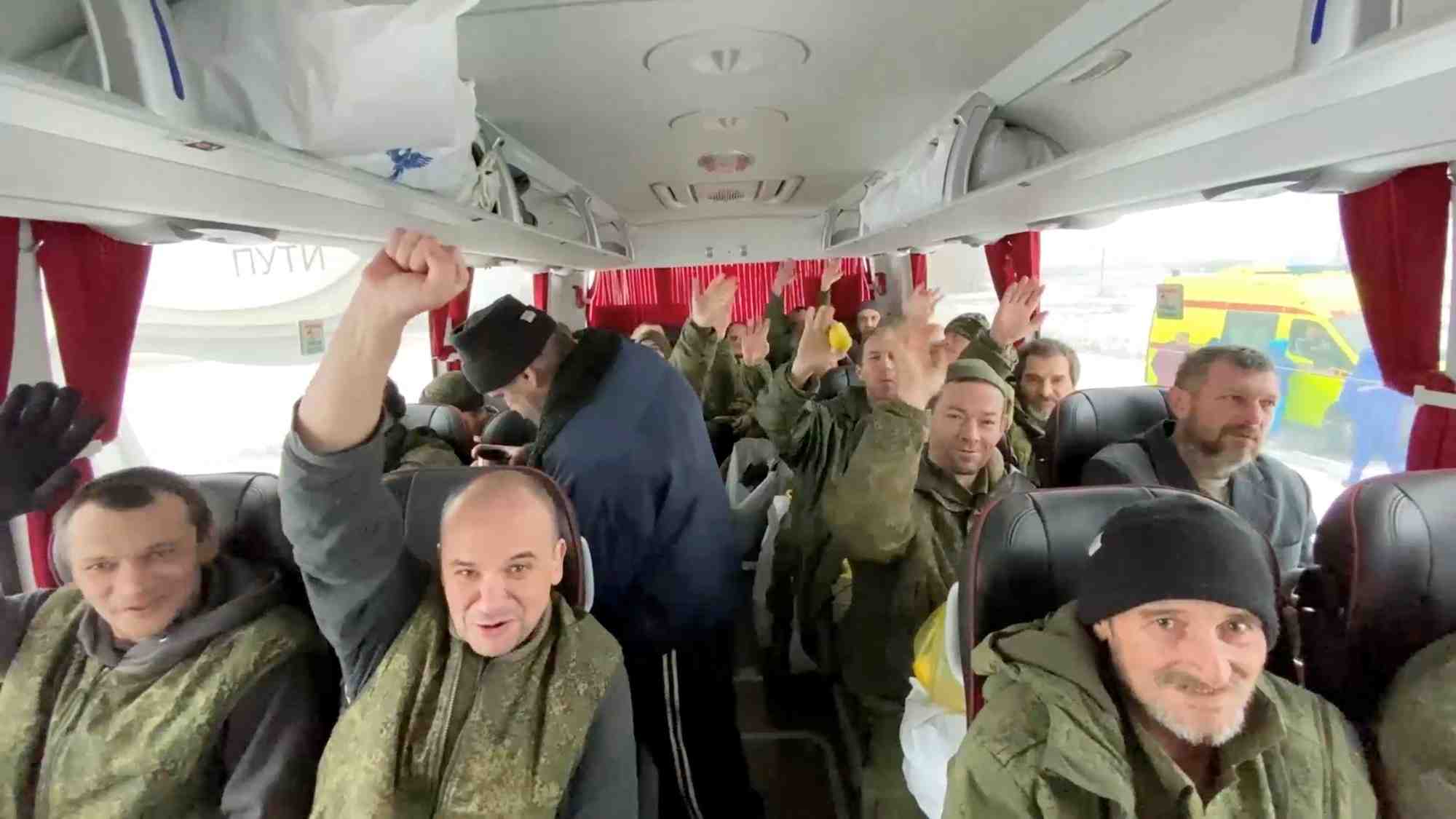 Capture d'ecran publiee par le ministere russe de la defense, montre ce qu'il dit etre des soldats russes dans un bus a la suite d'un echange de prisonniers avec l'ukraine