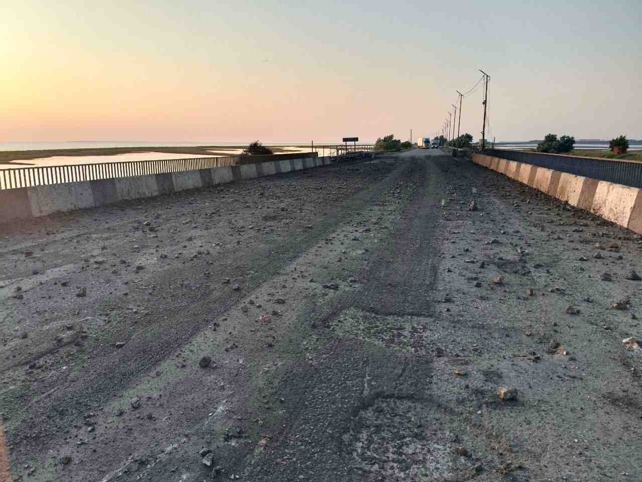 Le pont endommage de chonhar reliant les parties de la region ukrainienne de kherson tenues par les russes a la peninsule de crimee