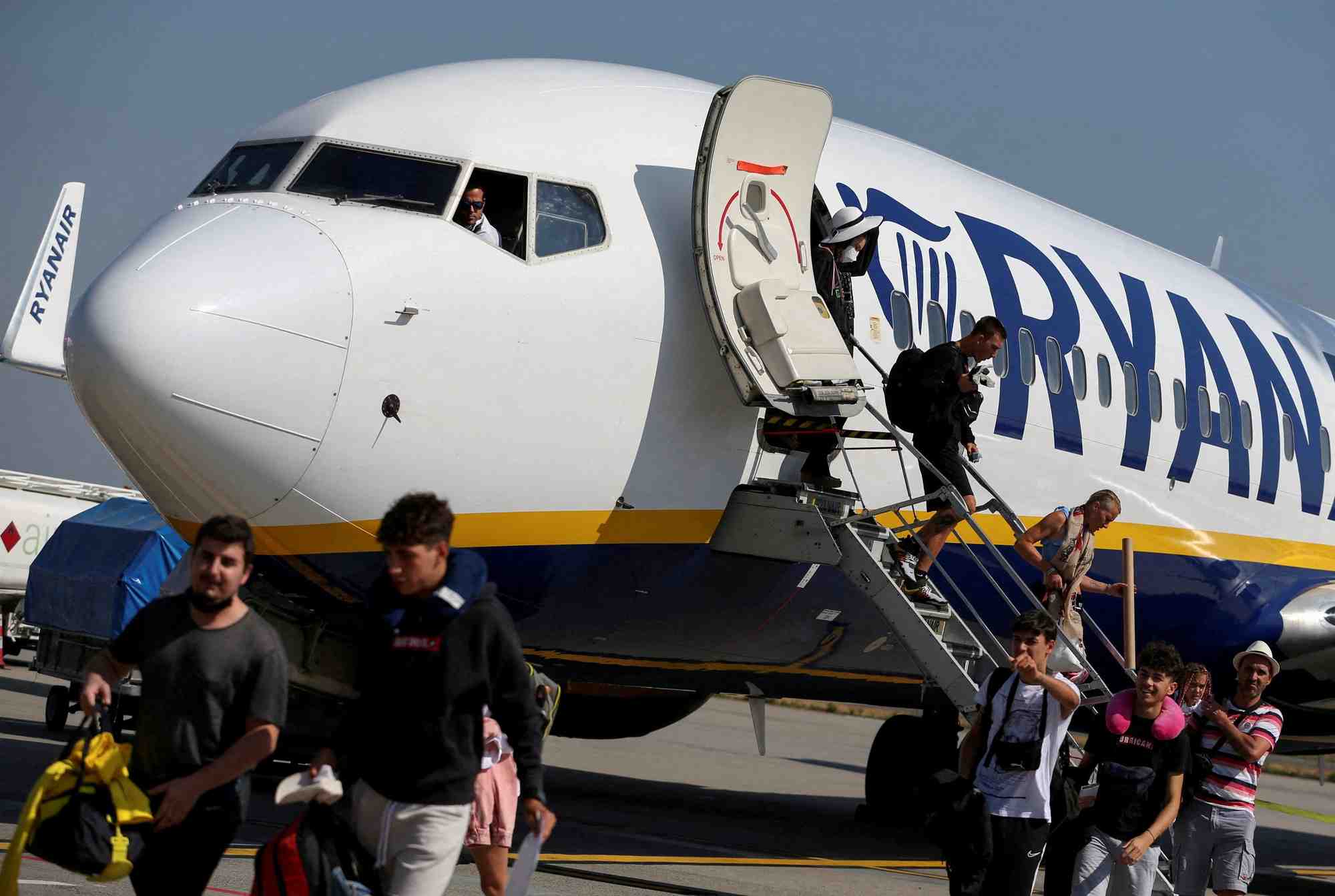 Des passagers descendent d'un avion de la compagnie aerienne ryanair