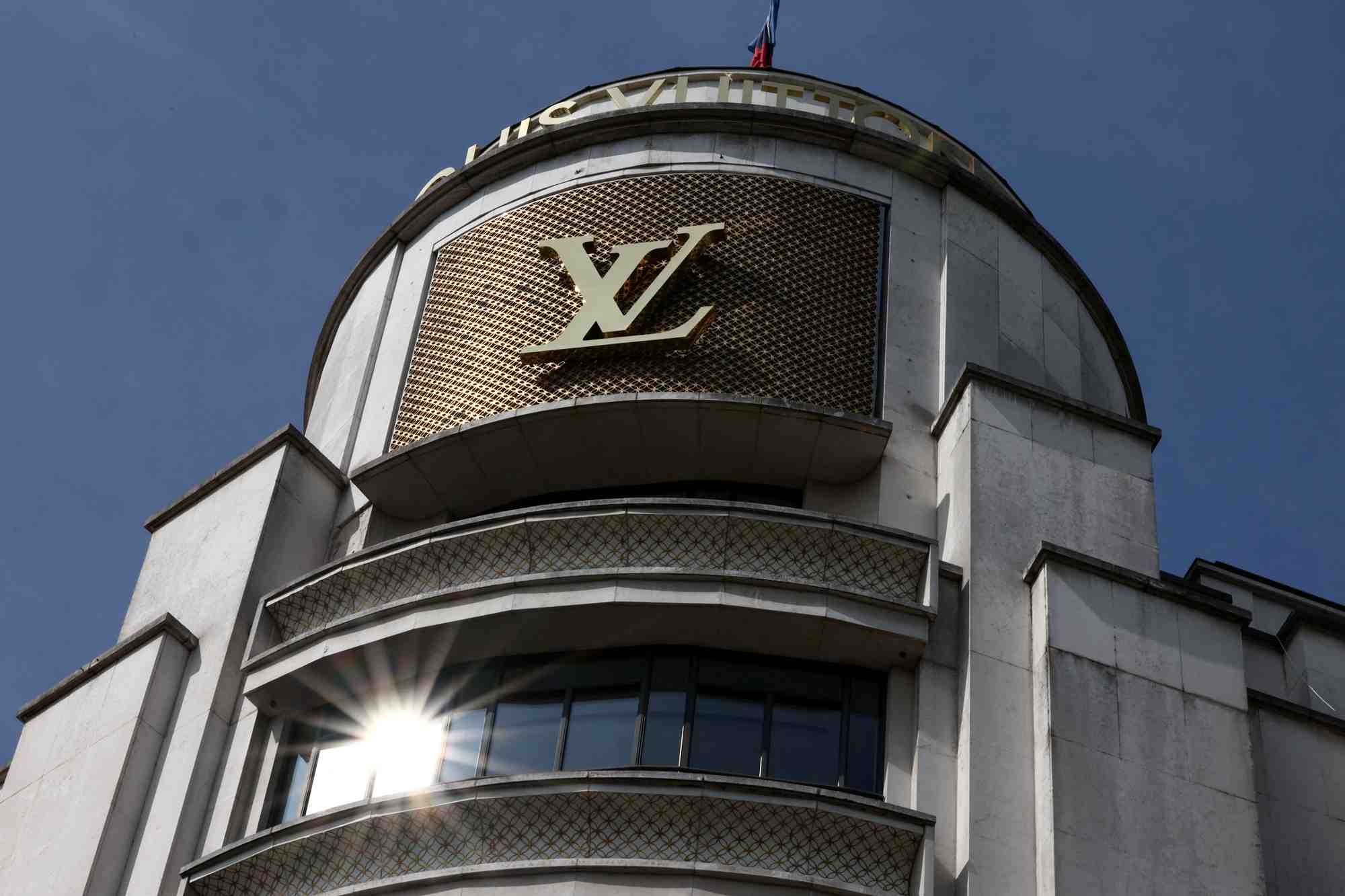 Un logo louis vuitton a paris, en france