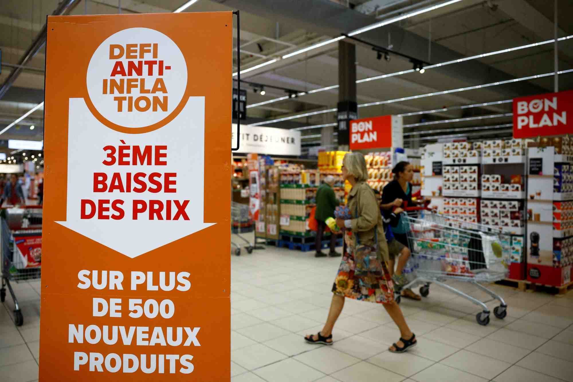 Photo d'archives d'un supermarche carrefour a montesson, en france