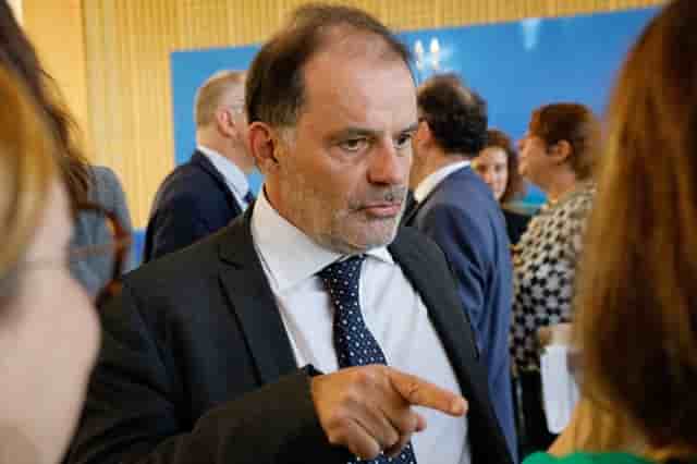 Homme d'expérience âgé de 55 ans, Emmanuel Moulin a été directeur de cabinet de Bruno Le Maire à Bercy, au moment de la crise du Covid notamment, avant d'être nommé au poste très stratégique de directeur du Trésor.