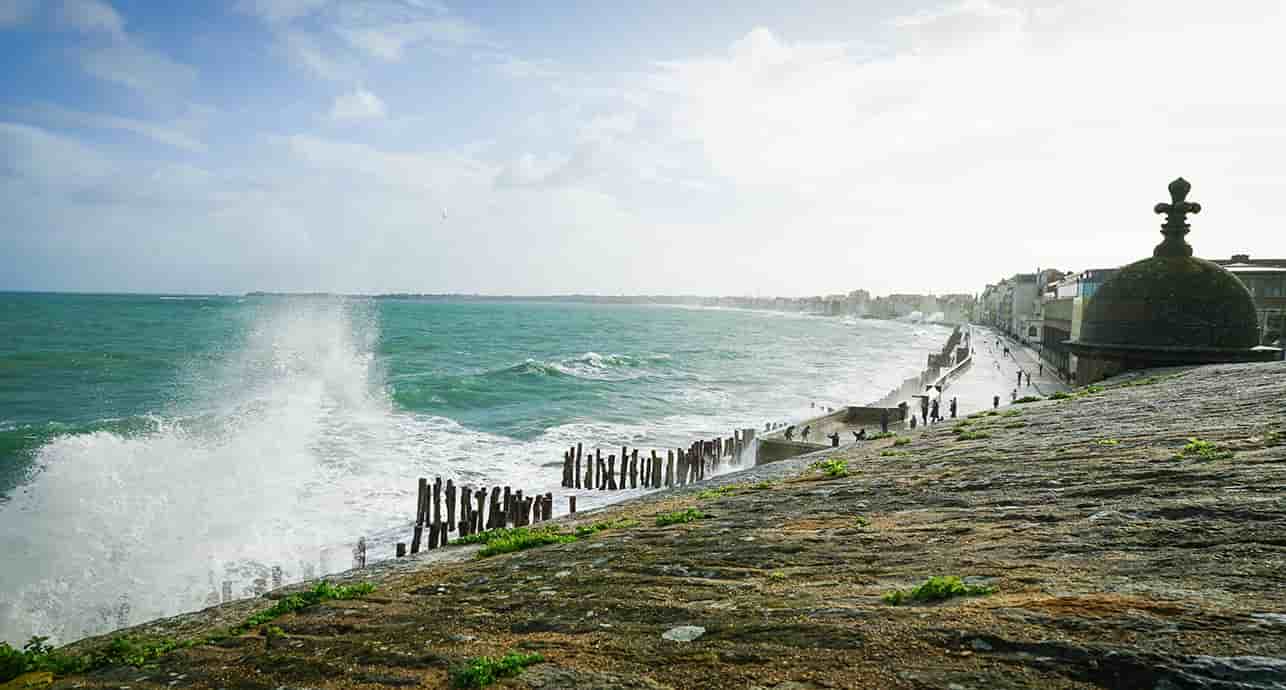 La ville de Saint-Malo, en Ile-et-Vilaine, a été le cadre choisi par des nombreux écrivains au fil des siècles. Virée entre les remparts de la cité corsaire, entre littérature et pavés.