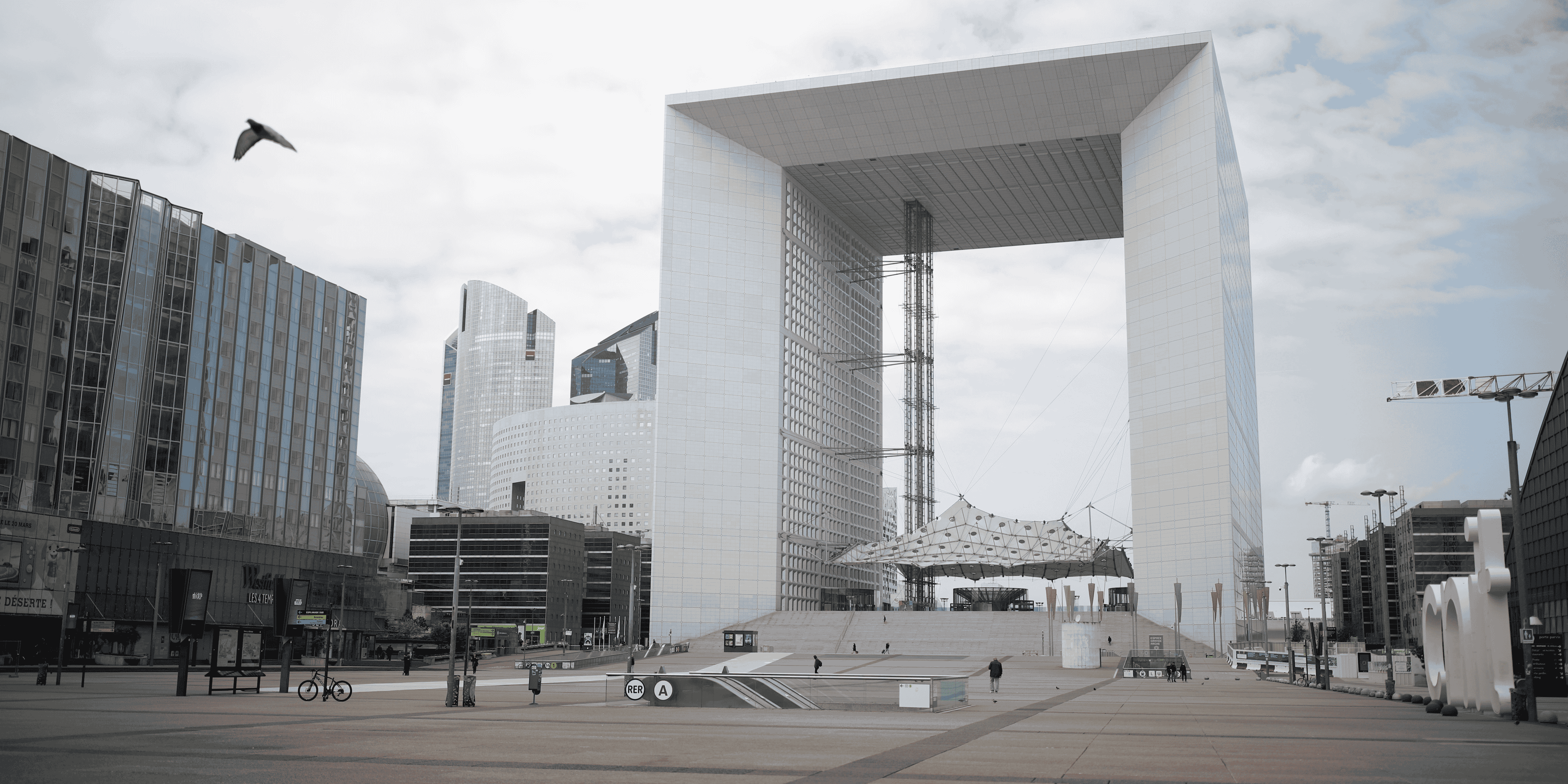 Paris-La Défense, quartier d'affaires, Puteaux, Grande Arche, confinement,