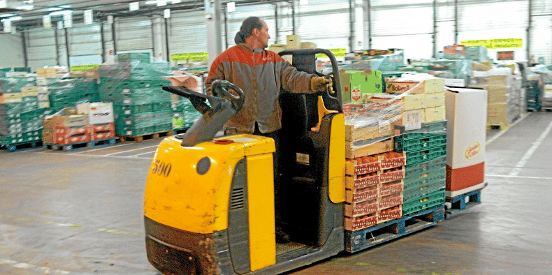FLUX TENDU DANS UN ENTREPOT DE LENS SPOUR LIVRER HUITRES ET SAUMON AVANT NOEL