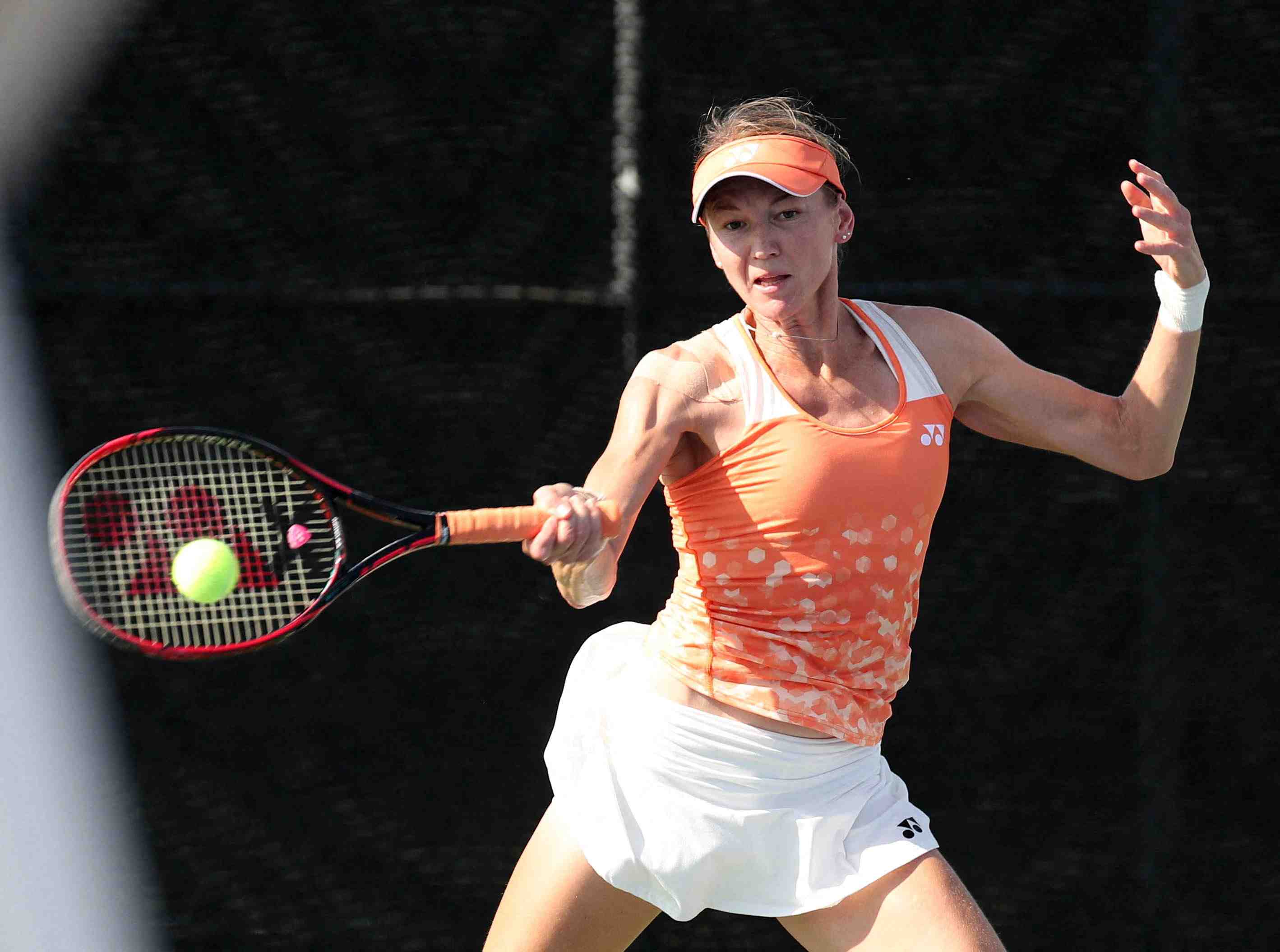 Une joueuse de tennis tcheque rejoint djokovic en retention a son arrivee en australie