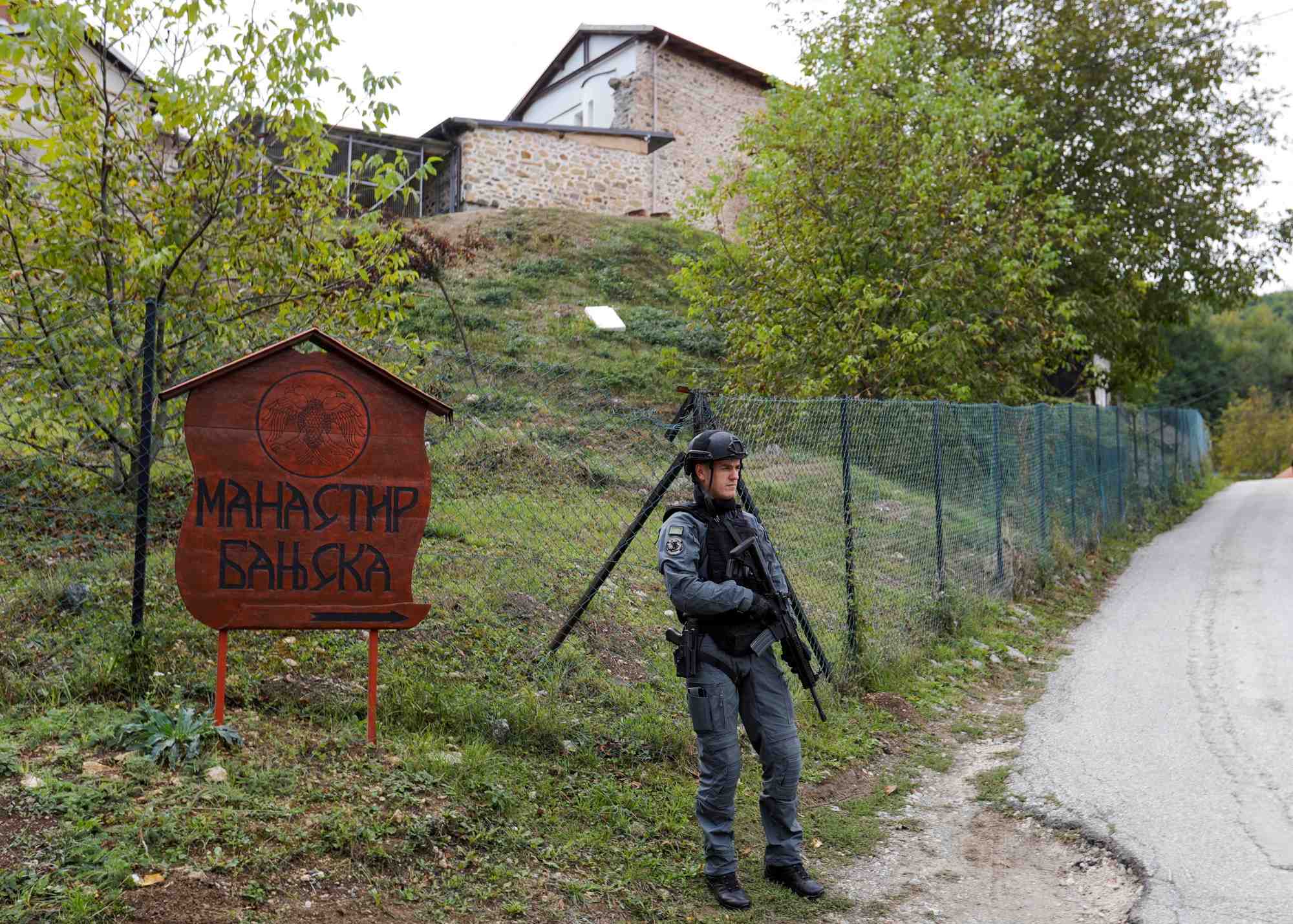 Des policiers kosovars patrouillent sur la route menant au monastere de banjska, au kosovo
