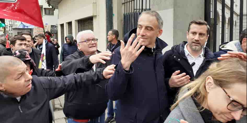 À Saint-Étienne, Raphaël Glucksmann est exfiltré du cortège du 1er-Mai.